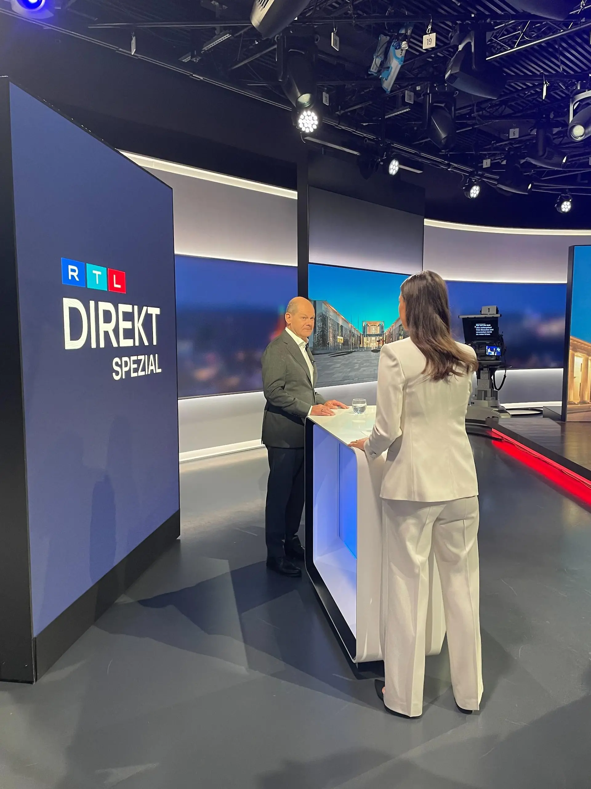 Kanzler Olaf Scholz und Pinar Atalay im RTL-Studio vor der Aufzeichnung der Sendung.