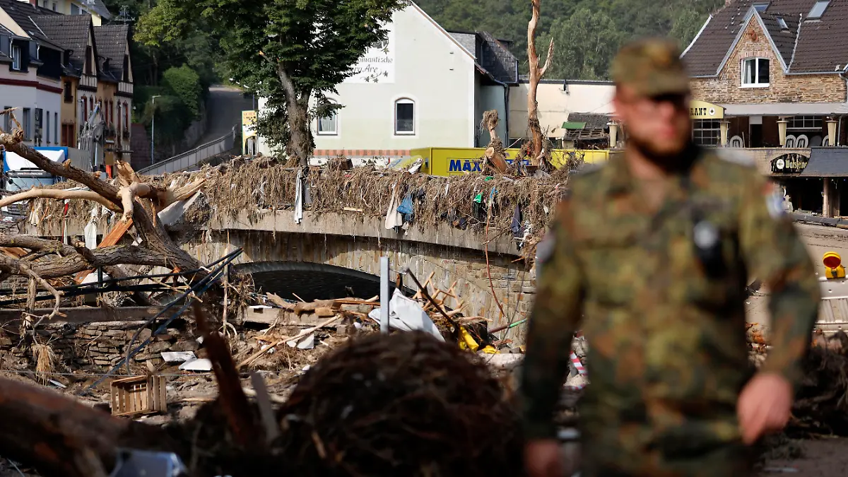 Nach dem Jahrhunderthochwasser in der Eifel durch heftige Regenfälle und Dauerregen mit Überschwemmungen und Überflutungen haben die Aufräumarbeiten im Ahrtal begonnen. Einheiten von Polizei, THW, Bundeswehr und Feuerwehr mitsamt vielen freiwilligen Helfern räumen Straßen, entfernen Schutt und Schlamm und versorgen die Menschen. Im Bild zerstörte Häuser in der Ortschaft Altenahr, in der die Flut viele Häuser zerstörte, 22.07.2021