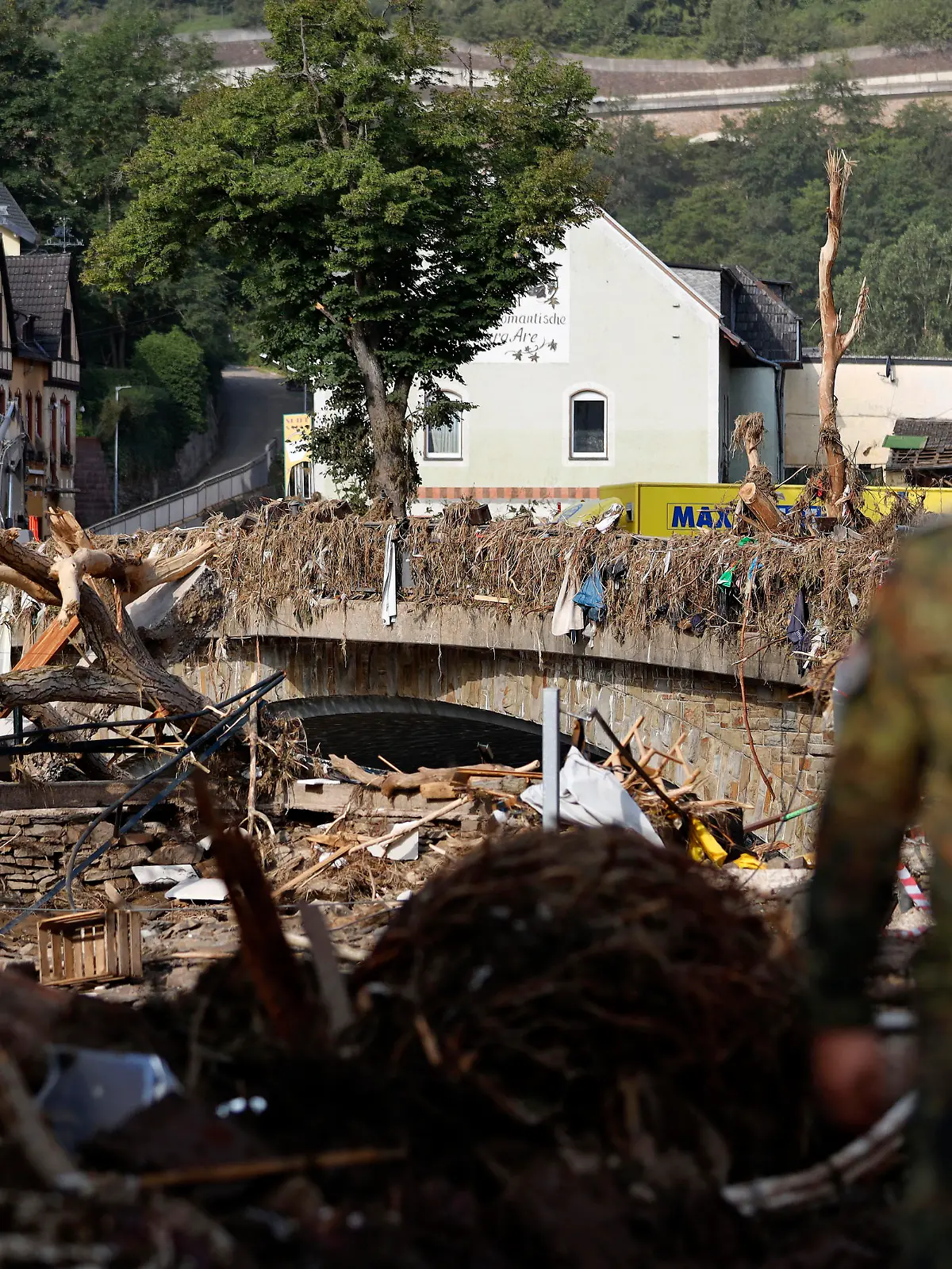 Nach dem Jahrhunderthochwasser in der Eifel durch heftige Regenfälle und Dauerregen mit Überschwemmungen und Überflutungen haben die Aufräumarbeiten im Ahrtal begonnen. Einheiten von Polizei, THW, Bundeswehr und Feuerwehr mitsamt vielen freiwilligen Helfern räumen Straßen, entfernen Schutt und Schlamm und versorgen die Menschen. Im Bild zerstörte Häuser in der Ortschaft Altenahr, in der die Flut viele Häuser zerstörte, 22.07.2021