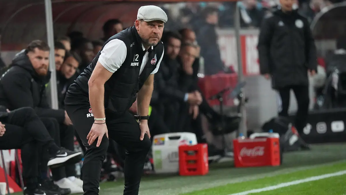  GER, 1.FBL. 1. FC Koeln vs. FC Augsburg / 10.12.2021, Rheinenergie Stadion, Koeln, GER, 1.FBL. 1. FC Koeln vs. FC Augsburg, im Bild: Steffen Baumgart Trainer, Headcoach 1.FC Koeln, gebueckt *** GER, 1 FBL 1 FC Koeln vs FC Augsburg 10 12 2021, Rheinenergie Stadion, Koeln, GER, 1 FBL 1 FC Koeln vs FC Augsburg, in picture Steffen Baumgart Trainer, Headcoach 1 FC Koeln , bueckt nordphotoxGmBHx/xMeuter nph00351