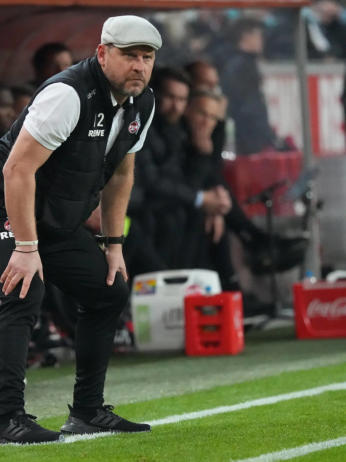  GER, 1.FBL. 1. FC Koeln vs. FC Augsburg / 10.12.2021, Rheinenergie Stadion, Koeln, GER, 1.FBL. 1. FC Koeln vs. FC Augsburg, im Bild: Steffen Baumgart Trainer, Headcoach 1.FC Koeln, gebueckt *** GER, 1 FBL 1 FC Koeln vs FC Augsburg 10 12 2021, Rheinenergie Stadion, Koeln, GER, 1 FBL 1 FC Koeln vs FC Augsburg, in picture Steffen Baumgart Trainer, Headcoach 1 FC Koeln , bueckt nordphotoxGmBHx/xMeuter nph00351
