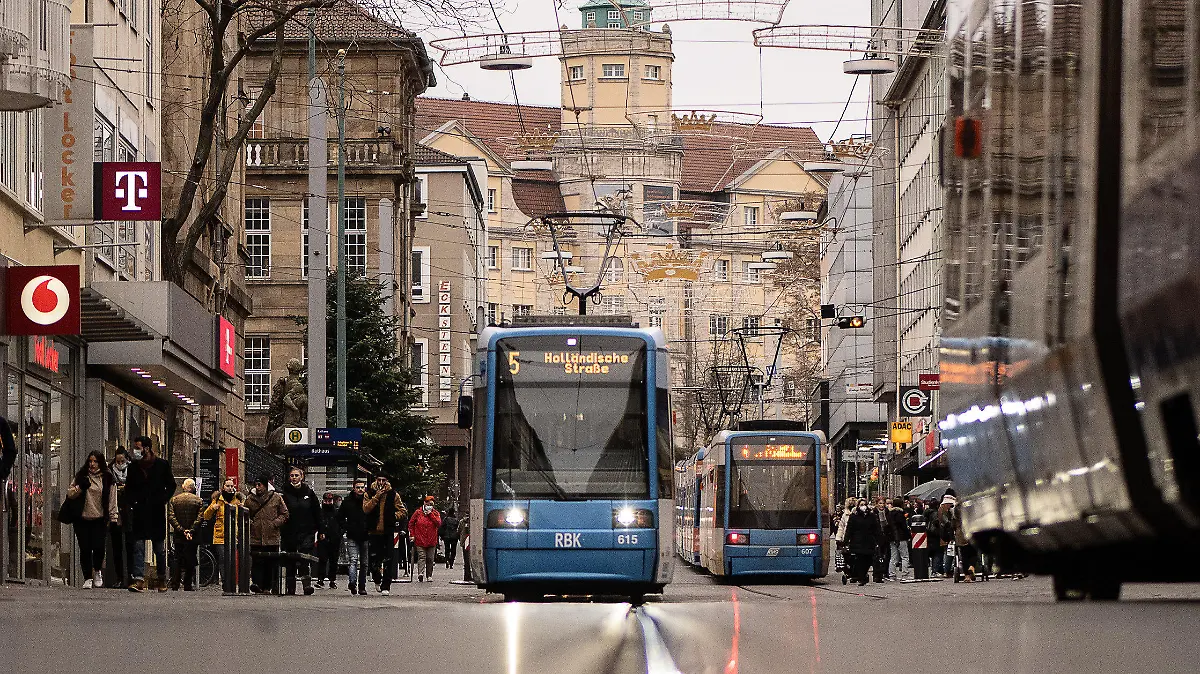 25.11.2021, Hessen, Kassel: Eine Straßenbahn fährt durch die Innenstadt. In allen Bussen und Bahnen der Kasseler Verkehrs-Gesellschaft (KVG) gilt  entsprechend dem Corona-Infektionsschutzgesetz die 3G-Regel. Foto: Swen Pförtner/dpa +++ dpa-Bildfunk +++