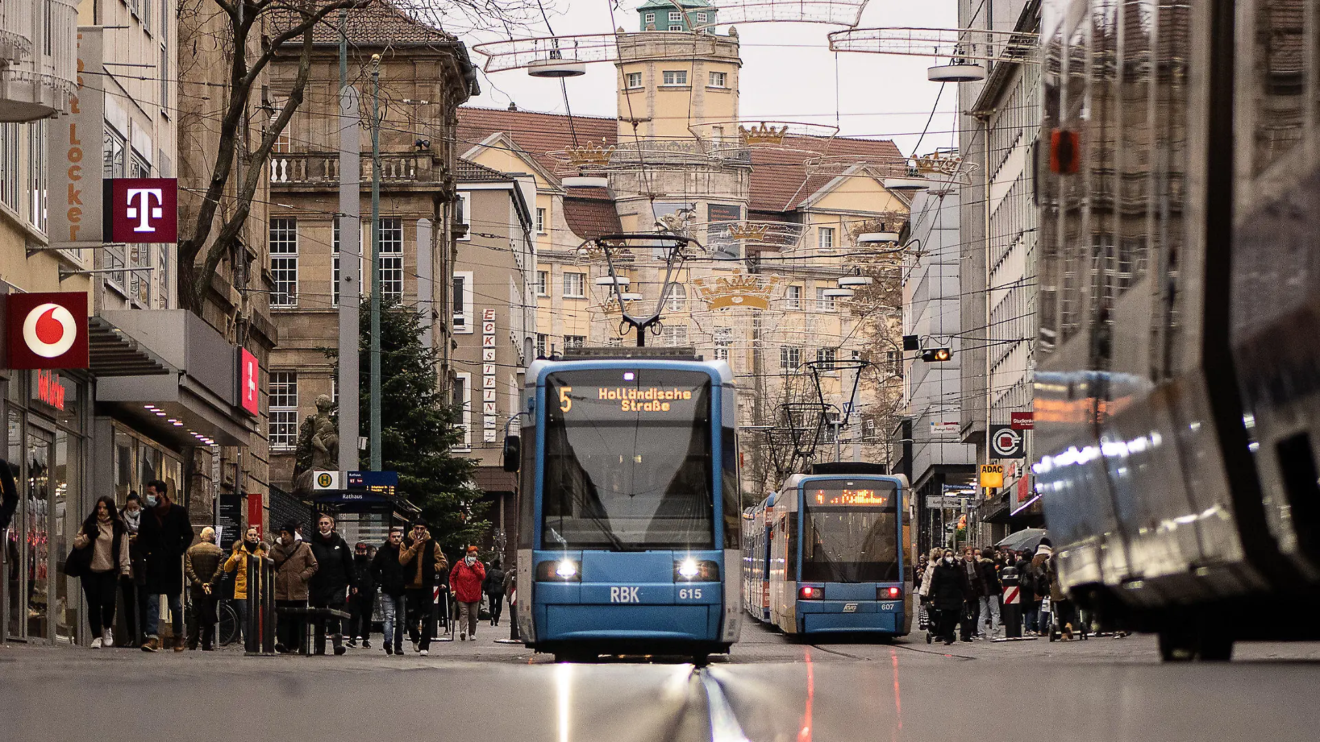 25.11.2021, Hessen, Kassel: Eine Straßenbahn fährt durch die Innenstadt. In allen Bussen und Bahnen der Kasseler Verkehrs-Gesellschaft (KVG) gilt  entsprechend dem Corona-Infektionsschutzgesetz die 3G-Regel. Foto: Swen Pförtner/dpa +++ dpa-Bildfunk +++