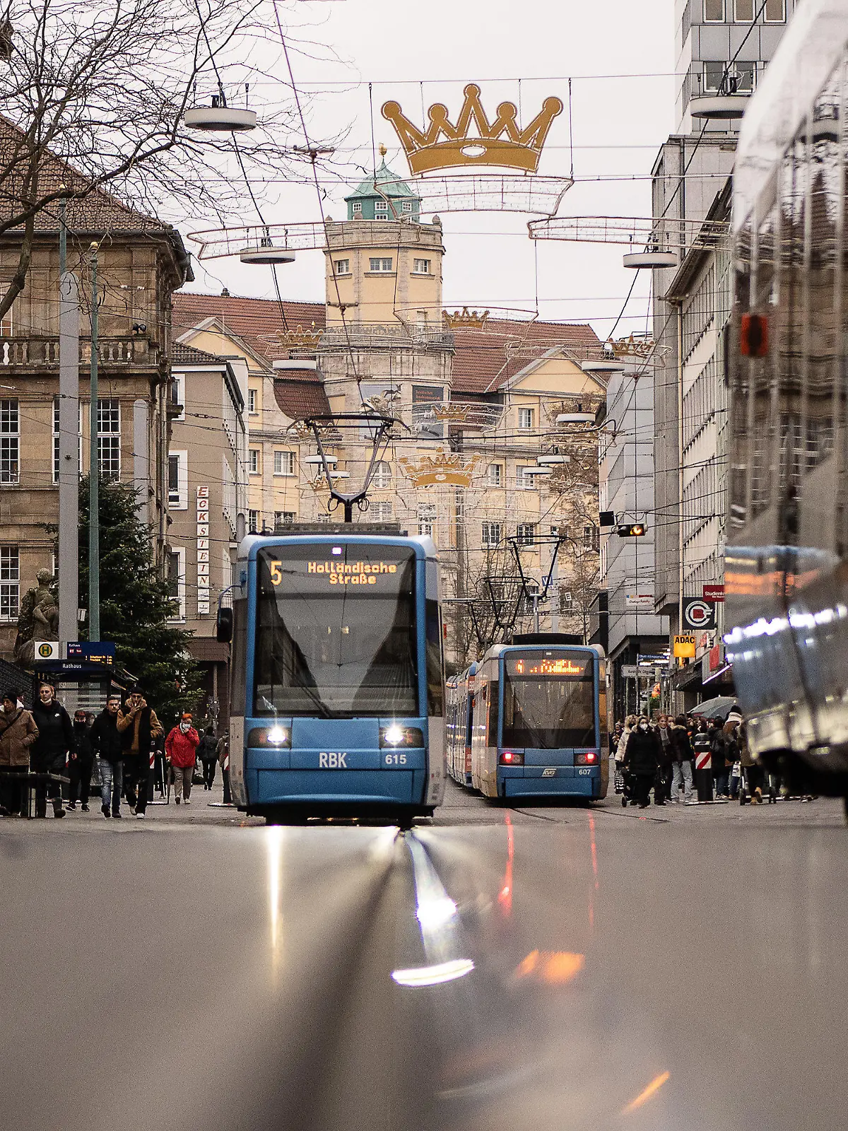 25.11.2021, Hessen, Kassel: Eine Straßenbahn fährt durch die Innenstadt. In allen Bussen und Bahnen der Kasseler Verkehrs-Gesellschaft (KVG) gilt  entsprechend dem Corona-Infektionsschutzgesetz die 3G-Regel. Foto: Swen Pförtner/dpa +++ dpa-Bildfunk +++