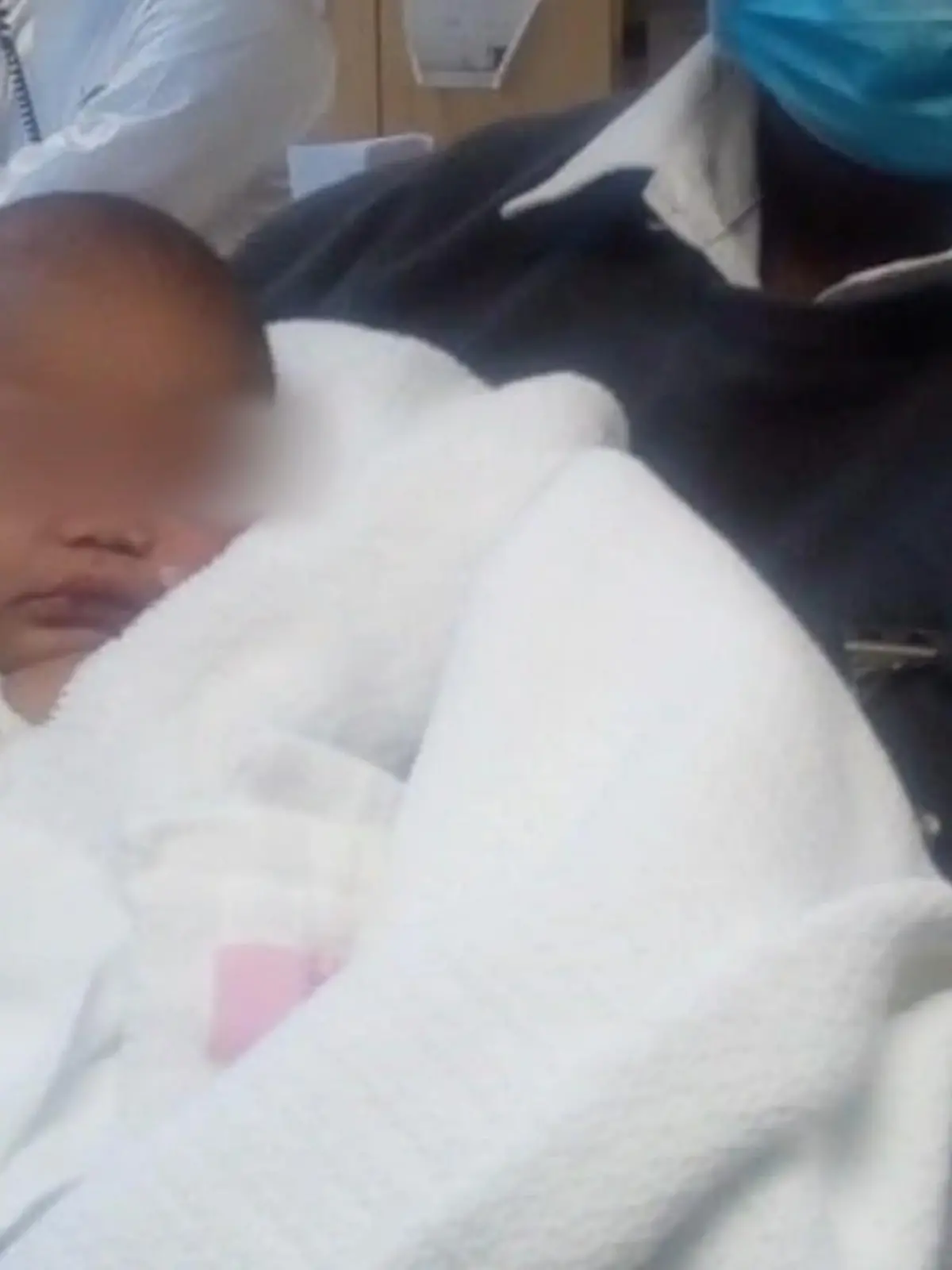 Das in Südafrika neu aufgetauchte mutierte Virus Omikron wirft das Land wirtschaftlich wieder stark zurück. Dabei ist die Armut schon jetzt groß. Mütter wissen nicht, wie sie ihre Babys durchbringen sollen und legen sie an öffentlichen Orten ab.