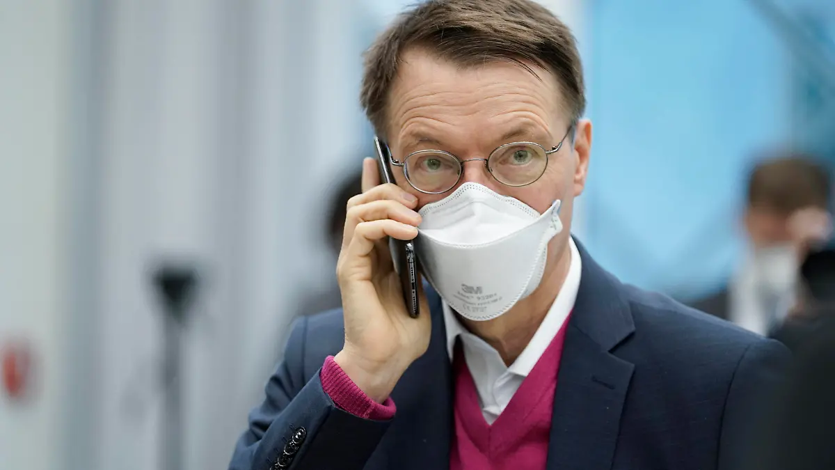 Unterzeichnung des Koalitionsvertrages zwischen SPD, BUENDNIS 90/DIE GRUENEN und FDP Aktuell, 07.12.2021, Berlin, Gesundheitsminister Karl Lauterbach SPD am Telefon im Vorfeld an die Unterzeichnung des Koalitionsvertrages der neuen Ampelregierung zwischen SPD, BUENDNIS 90/DIE GRUENEN und FDP im Futurium in Berlin Berlin Berlin Deutschland *** Signing of the coalition agreement between SPD, BUENDNIS 90 DIE GRUENEN and FDP Current, 07 12 2021, Berlin, Health Minister Karl Lauterbach SPD on the phone in the run-up to the signing of the coalition agreement of the new traffic light government between SPD, BUENDNIS 90 DIE GRUENEN and FDP at the Futurium in Berlin Berlin Germany