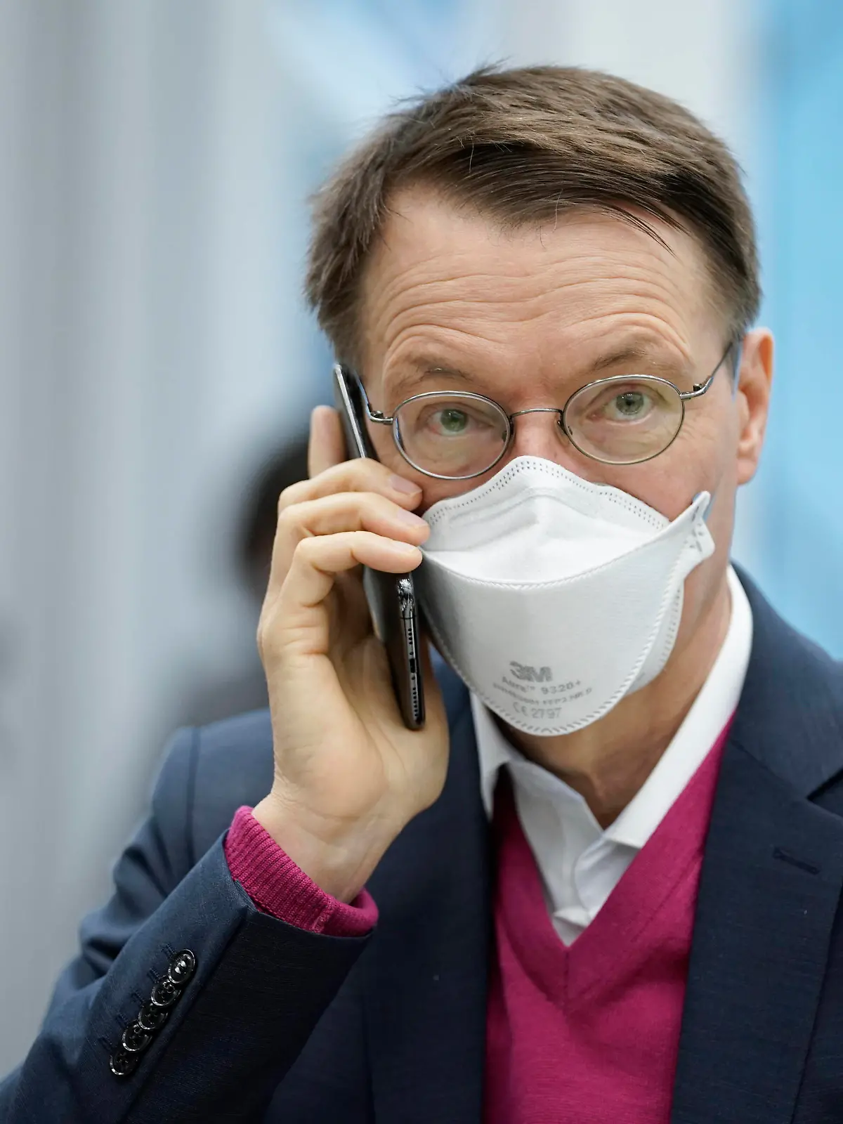  Unterzeichnung des Koalitionsvertrages zwischen SPD, BUENDNIS 90/DIE GRUENEN und FDP Aktuell, 07.12.2021, Berlin, Gesundheitsminister Karl Lauterbach SPD am Telefon im Vorfeld an die Unterzeichnung des Koalitionsvertrages der neuen Ampelregierung zwischen SPD, BUENDNIS 90/DIE GRUENEN und FDP im Futurium in Berlin Berlin Berlin Deutschland *** Signing of the coalition agreement between SPD, BUENDNIS 90 DIE GRUENEN and FDP Current, 07 12 2021, Berlin, Health Minister Karl Lauterbach SPD on the phone in the run-up to the signing of the coalition agreement of the new traffic light government between SPD, BUENDNIS 90 DIE GRUENEN and FDP at the Futurium in Berlin Berlin Germany