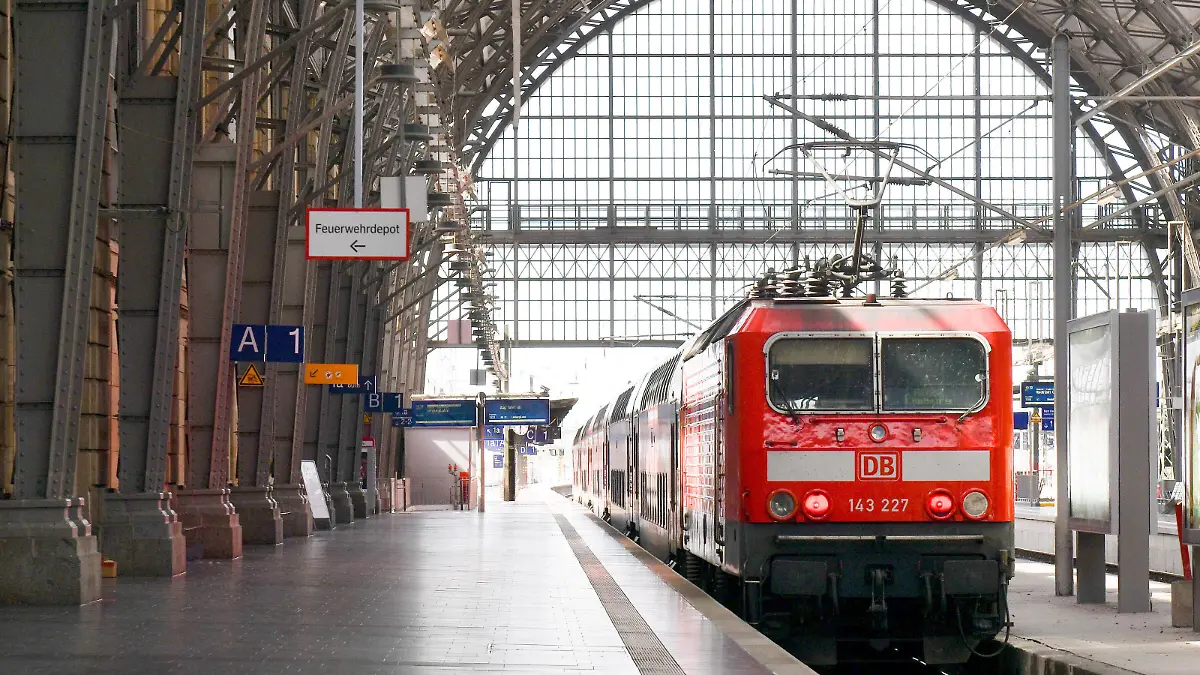  xblx, Regionalbahn der Deutschen Bahn im Hauptbahnhof frankfurt, emwirt Frankfurt am Main *** xblx, regional train of the german railways at frankfurt central station, emwirt frankfurt am main