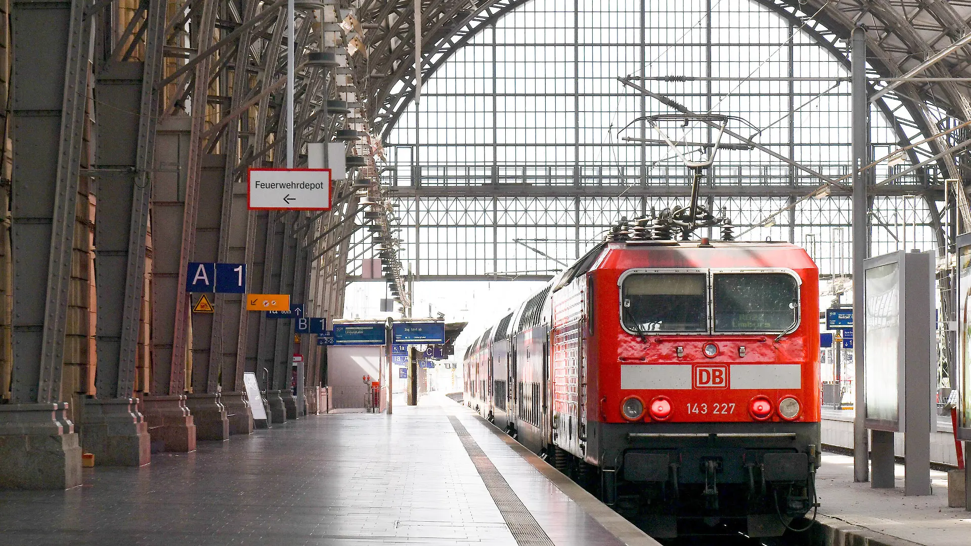  xblx, Regionalbahn der Deutschen Bahn im Hauptbahnhof frankfurt, emwirt Frankfurt am Main *** xblx, regional train of the german railways at frankfurt central station, emwirt frankfurt am main