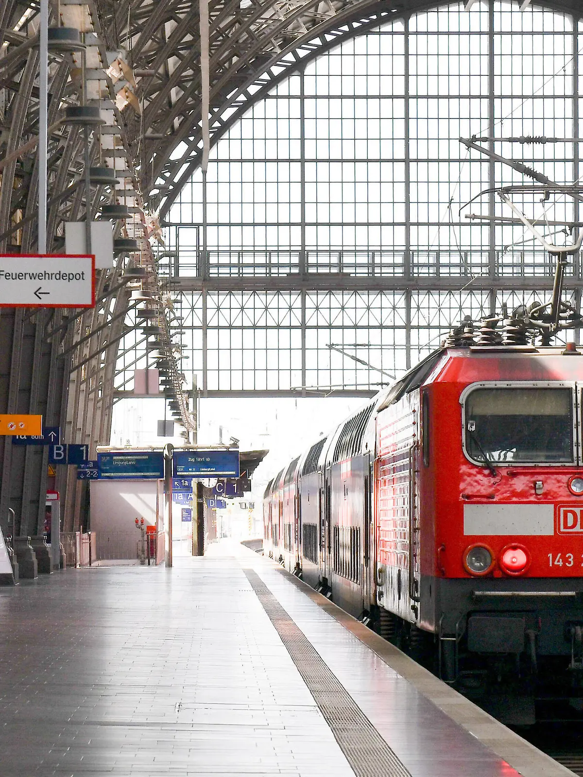  xblx, Regionalbahn der Deutschen Bahn im Hauptbahnhof frankfurt, emwirt Frankfurt am Main *** xblx, regional train of the german railways at frankfurt central station, emwirt frankfurt am main