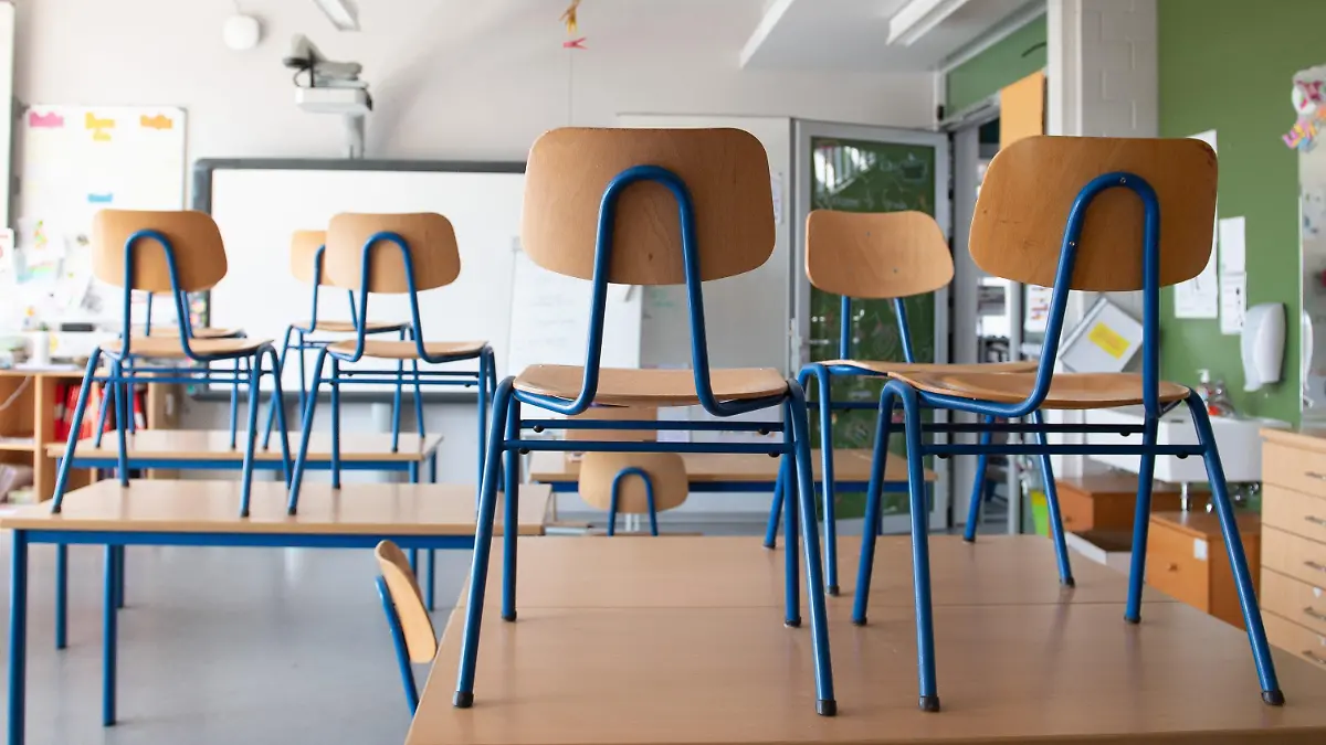 ARCHIV - 23.03.2020, Sachsen, Dresden: Stühle stehen in einer Schule auf den Tischen. In der Debatte um härtere Pandemie-Maßnahmen warnt der Chef der Kinder- und Jugendklinik des Dresdner Universitätsklinikums, Reinhard Berner, vor den Folgen von Kita- und Schulschließungen (zu dpa: «Kinder- und Jugendmediziner für Augenmaß bei Schulen und Kitas») Foto: Sebastian Kahnert/dpa-Zentralbild/dpa +++ dpa-Bildfunk +++