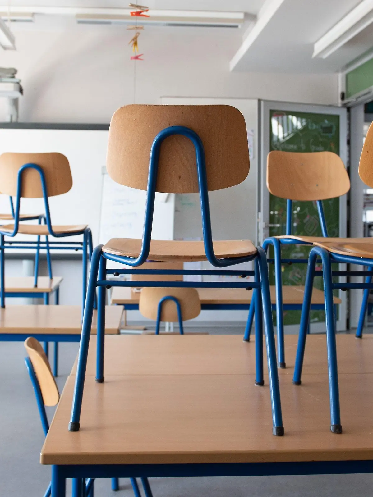 ARCHIV - 23.03.2020, Sachsen, Dresden: Stühle stehen in einer Schule auf den Tischen. In der Debatte um härtere Pandemie-Maßnahmen warnt der Chef der Kinder- und Jugendklinik des Dresdner Universitätsklinikums, Reinhard Berner, vor den Folgen von Kita- und Schulschließungen (zu dpa: «Kinder- und Jugendmediziner für Augenmaß bei Schulen und Kitas») Foto: Sebastian Kahnert/dpa-Zentralbild/dpa +++ dpa-Bildfunk +++