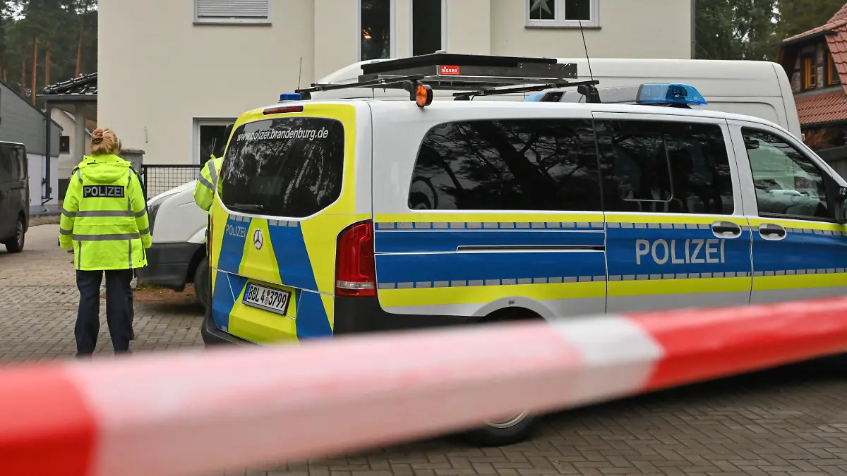 ARCHIV - 04.12.2021, Brandenburg, Königs Wusterhausen: Die Polizei hat ein Einfamilienhaus in Senzig, einem Ortsteil der Stadt Königs Wusterhausen im Landkreis Dahme-Spreewald, abgesperrt. Die Polizei hat dort fünf Tote in einem Wohnhaus gefunden. Im Fall der fünf Toten in Brandenburg soll der unter Verdacht stehende Familienvater laut seinem Abschiedsbrief Angst vor einer Verhaftung gehabt haben. (zu dpa: «Fünf Tote in Brandenburg - Abschiedsbrief: Familienvater hatte Angst») Foto: Patrick Pleul/dpa-Zentralbild/dpa +++ dpa-Bildfunk +++