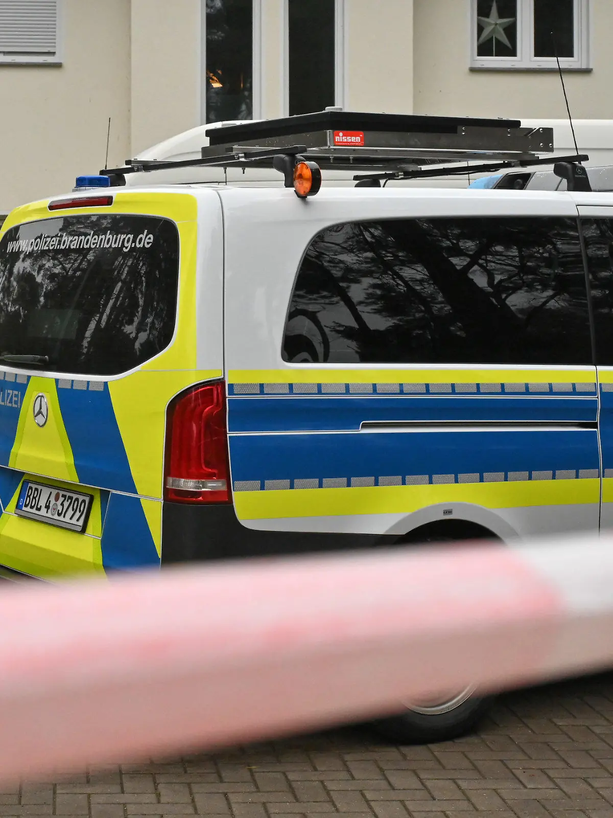 ARCHIV - 04.12.2021, Brandenburg, Königs Wusterhausen: Die Polizei hat ein Einfamilienhaus in Senzig, einem Ortsteil der Stadt Königs Wusterhausen im Landkreis Dahme-Spreewald, abgesperrt. Die Polizei hat dort fünf Tote in einem Wohnhaus gefunden. Im Fall der fünf Toten in Brandenburg soll der unter Verdacht stehende Familienvater laut seinem Abschiedsbrief Angst vor einer Verhaftung gehabt haben. (zu dpa: «Fünf Tote in Brandenburg - Abschiedsbrief: Familienvater hatte Angst») Foto: Patrick Pleul/dpa-Zentralbild/dpa +++ dpa-Bildfunk +++