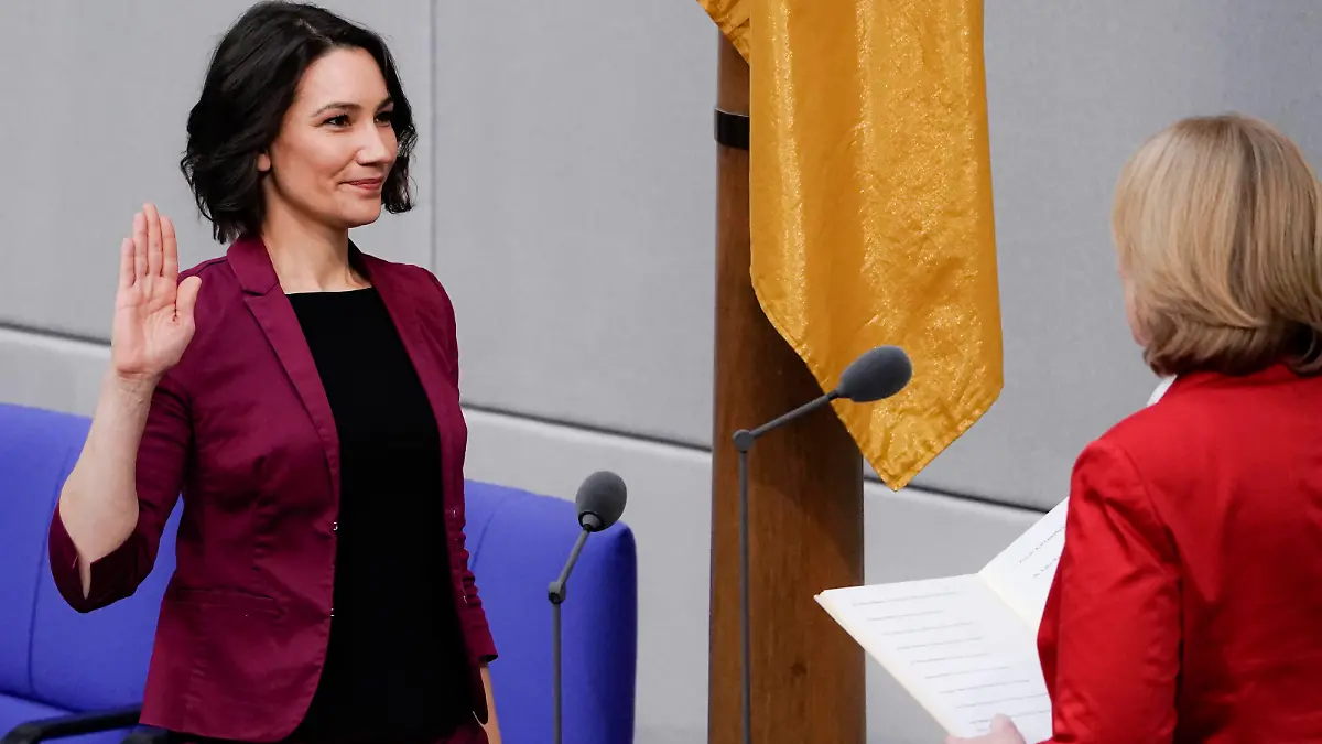  Vereidigung der Minister im Rahmen der 5. Bundestagssitzung in Berlin Aktuell,08.12.2021 Berlin, Familienministerin Anne Spiegel Gruene im Portrait bei der Vereidigung im Bundestag im Rahmen der 5. Sitzung des Deutschen Bundestag in Berlin Berlin Berlin Deutschland *** Swearing-in ceremony of the ministers during the 5 session of the German Bundestag in Berlin News,08 12 2021 Berlin, Family Minister Anne Spiegel Gruene in portrait during the swearing-in ceremony in the Bundestag during the 5 session of the German Bundestag in Berlin Berlin Germany