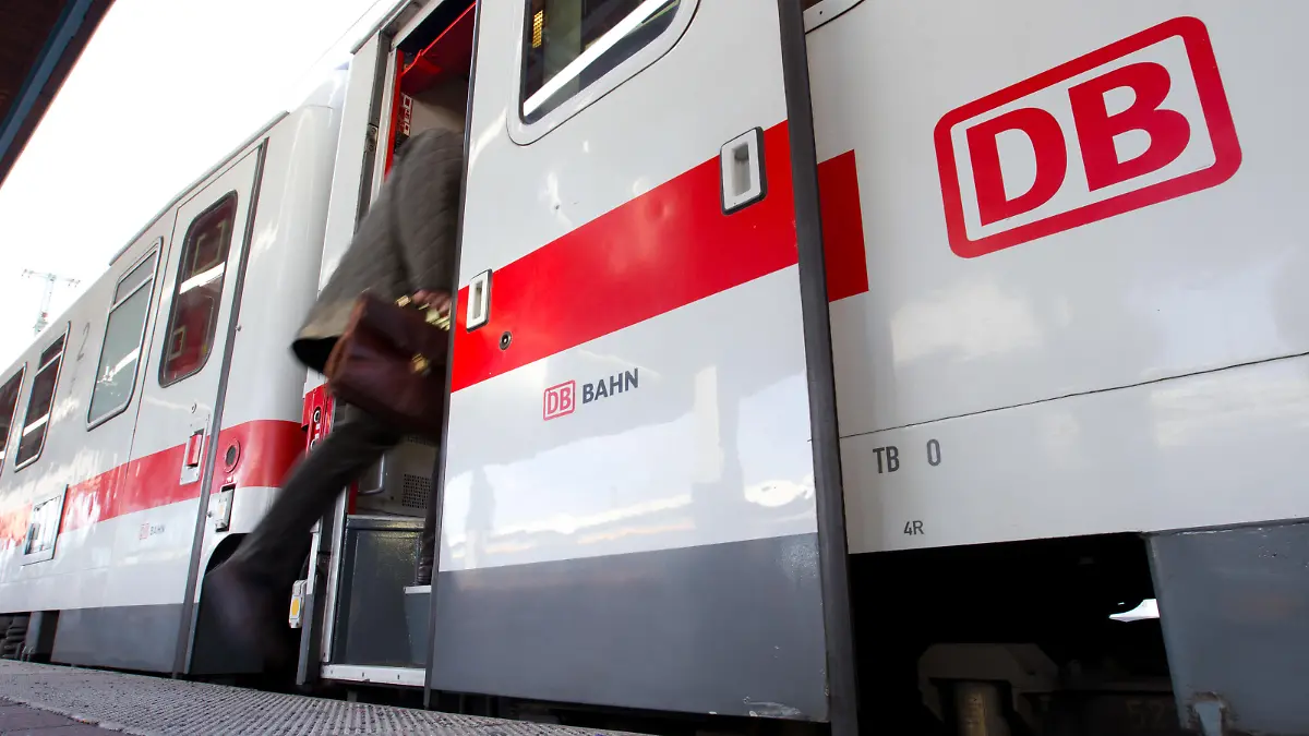 Ein Mann steigt am 20.11.2012 auf einem Bahnsteig vom Hauptbahnhof Münster in einem modernisierten Intercity-Waggon. Von Dezember an sollen die neuen Wagen durch Nordrhein-Westfalen rollen. Bundesweit soll es bis Ende 2014 mehr als 770 IC-Wagen im neuen Gewand mit bequemeren Sitzen und mehr Steckdosen geben. Dafür will die Bahn 250 Millionen Euro in die Hand nehmen. Foto: Friso Gentsch/dpa | Verwendung weltweit
