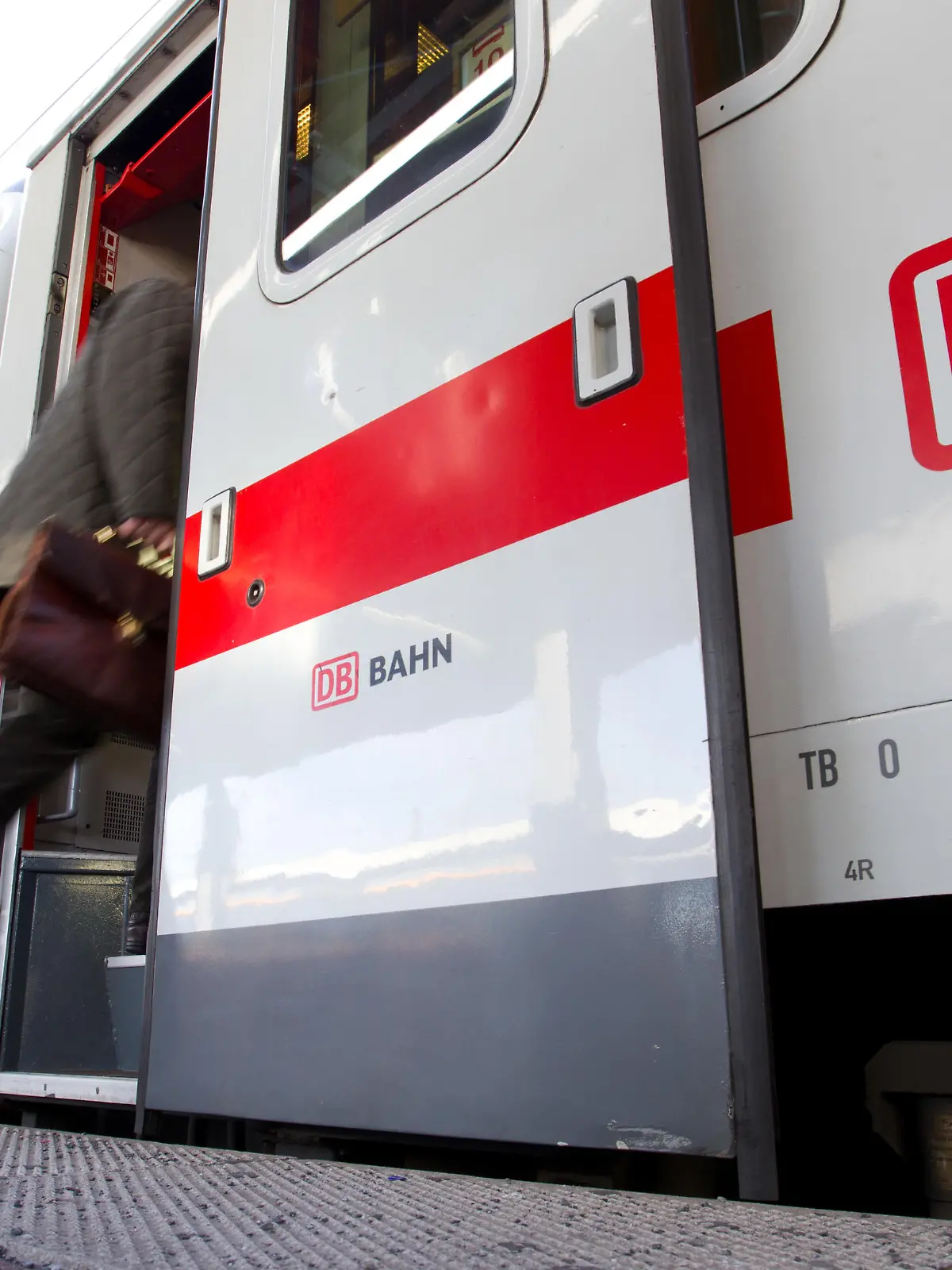 Ein Mann steigt am 20.11.2012 auf einem Bahnsteig vom Hauptbahnhof Münster in einem modernisierten Intercity-Waggon. Von Dezember an sollen die neuen Wagen durch Nordrhein-Westfalen rollen. Bundesweit soll es bis Ende 2014 mehr als 770 IC-Wagen im neuen Gewand mit bequemeren Sitzen und mehr Steckdosen geben. Dafür will die Bahn 250 Millionen Euro in die Hand nehmen. Foto: Friso Gentsch/dpa | Verwendung weltweit