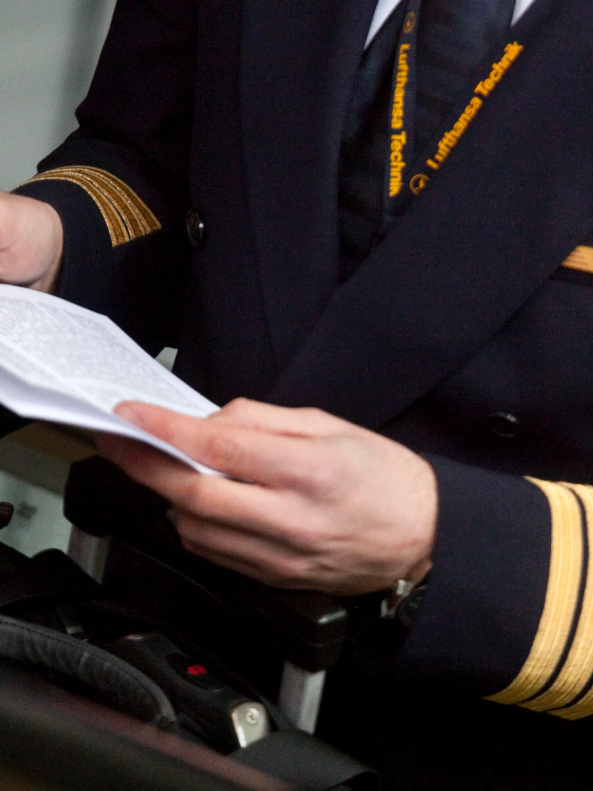 Ein Pilot der Lufthansa ist am Mittwoch (17.02.2010) auf dem Flughafen von Frankfurt am Main mit seinem Koffer unterwegs. Bei der größten deutschen Fluggesellschaft rückt ein Streik der Piloten näher. Die Mitglieder der Pilotenvereinigung Cockpit (VC) stimmten in einer Urabstimmung mit über 90 Prozent für einen Arbeitskampf. In dem Tarifkonflikt geht es um Gehaltsforderungen und um die Sicherung von rund 4500 Arbeitsplätzen bei der Lufthansa, ihrer Frachttochter Cargo und der Tochter Germanwings. Foto: Frank Rumpenhorst dpa/lhe ++