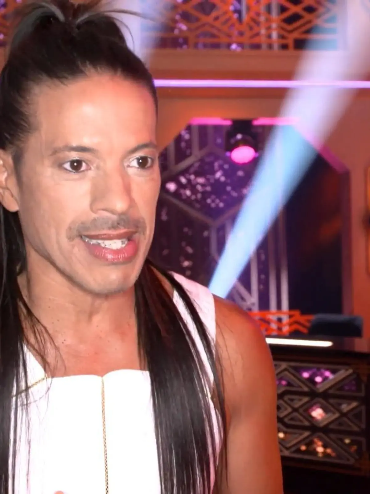 Jorge Golzales rät mit bei "Viva la Diva!"