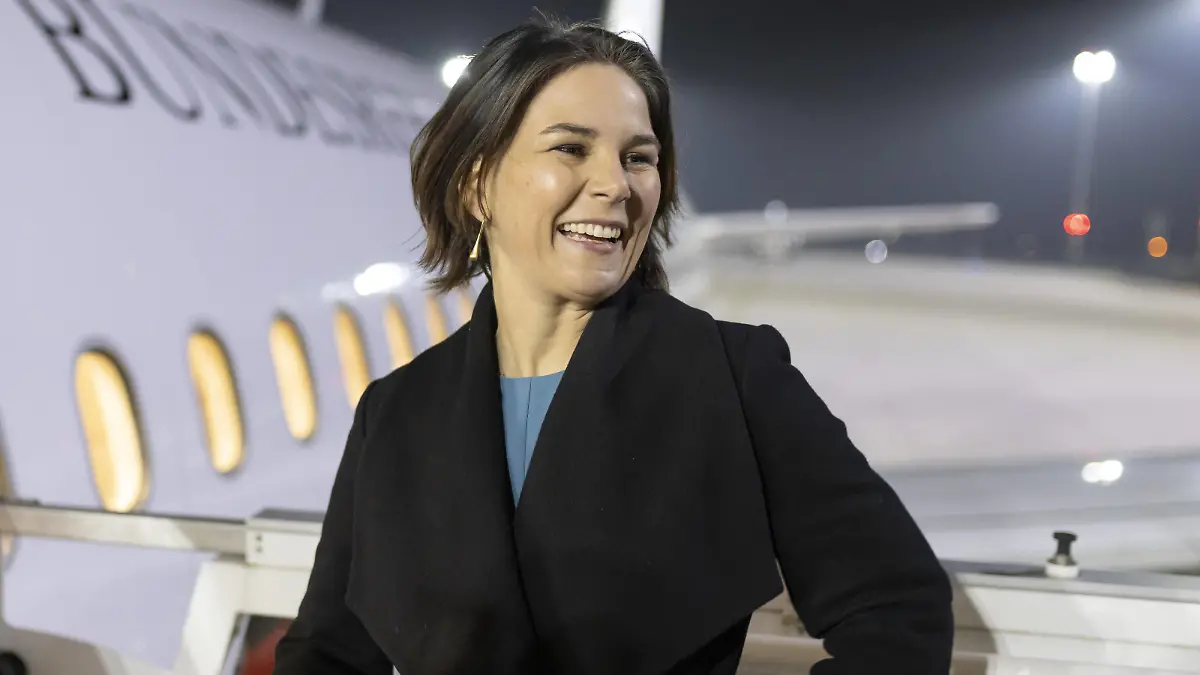 News Bilder des Tages Annalena Baerbock, Bundesaussenministerin, startet zu ihrer ersten Auslandsreise nach Paris, Bruessel und Warschau. Hier kurz vor dem Abflug auf dem Flughafen BER. Berlin, 08.12.2021 Berlin Deutschland *** Annalena Baerbock, German Foreign Minister, takes off on her first trip abroad to Paris, Brussels and Warsaw Here shortly before departure at BER Airport Berlin, 08 12 2021 Berlin Germany Copyright: xThomasxImo/photothek.netx