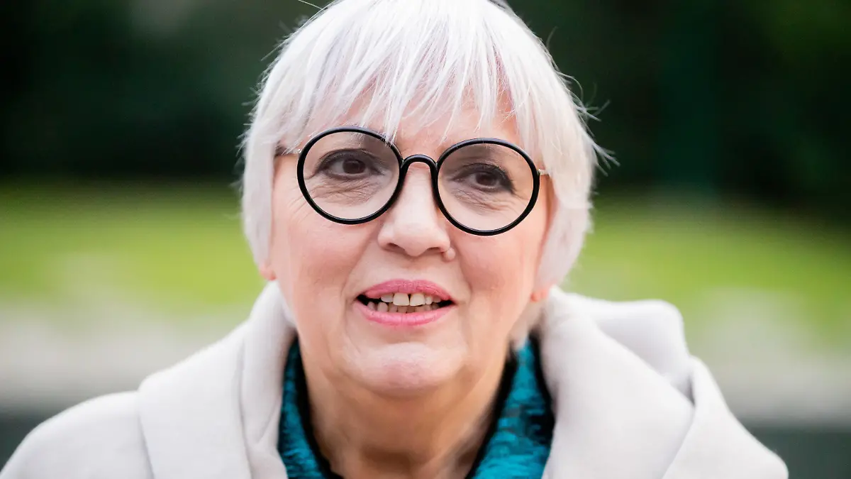 08.12.2021, Berlin: Claudia Roth (Bündnis 90/Die Grünen), designierte Kulturstaatsministerin, spricht am Denkmal für die im Nationalsozialismus ermordeten Sinti und Roma mit einem Journalisten. Foto: Christoph Soeder/dpa +++ dpa-Bildfunk +++