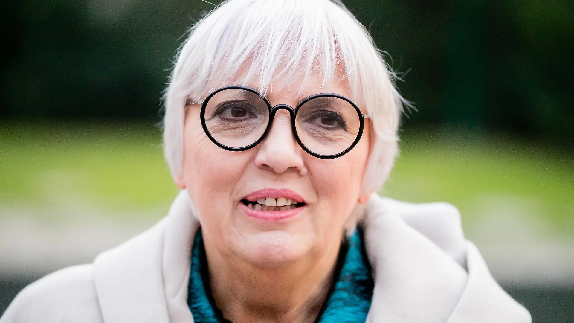 08.12.2021, Berlin: Claudia Roth (Bündnis 90/Die Grünen), designierte Kulturstaatsministerin, spricht am Denkmal für die im Nationalsozialismus ermordeten Sinti und Roma mit einem Journalisten. Foto: Christoph Soeder/dpa +++ dpa-Bildfunk +++