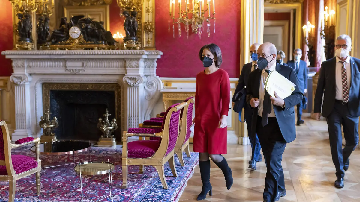  Annalena Baerbock, Bundesaussenministerin, startet zu ihrer ersten Auslandsreise nach Paris, Bruessel und Warschau. Hier bei einem Treffen mit dem Aussenminister von Frankreich, Jean-Yves Le Drian. 09.12.2021 Paris Frankreich *** Annalena Baerbock, German Foreign Minister, starts her first trip abroad to Paris, Brussels and Warsaw Here at a meeting with the Foreign Minister of France, Jean Yves Le Drian 09 12 2021 Paris France Copyright: xThomasxImo/photothek.netx