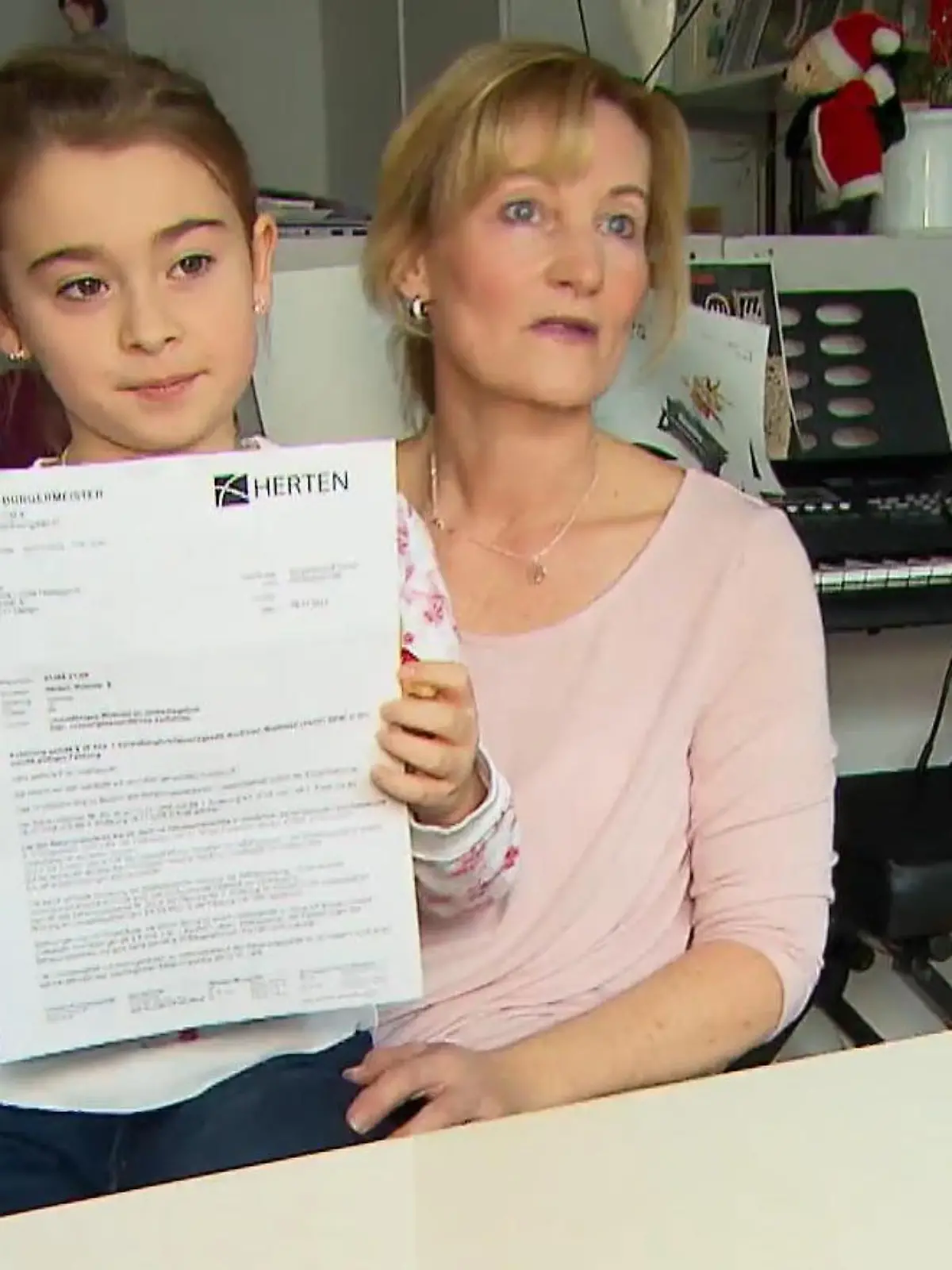 Am Anfang stand eine Banalität: Geschäftsleute beschwerten sich über spielende Kinder in einem Gewerbegebiet in Herten (Nordrhein-Westfalen). Doch dann kam heraus, dass hunderte Menschen dort illegal leben. Zum Teil schon seit Jahrzehnten, aber ohne es zu wissen. Denn seit den 60er-Jahren waren gewerblich genutzte Gebäude ohne Genehmigung zu Wohnungen umgewandelt worden. Jetzt sagt die Stadt: 174 Mieter müssen raus aus ihren Wohnungen und sich ein neues Zuhause suchen. Viele sind verzweifelt.