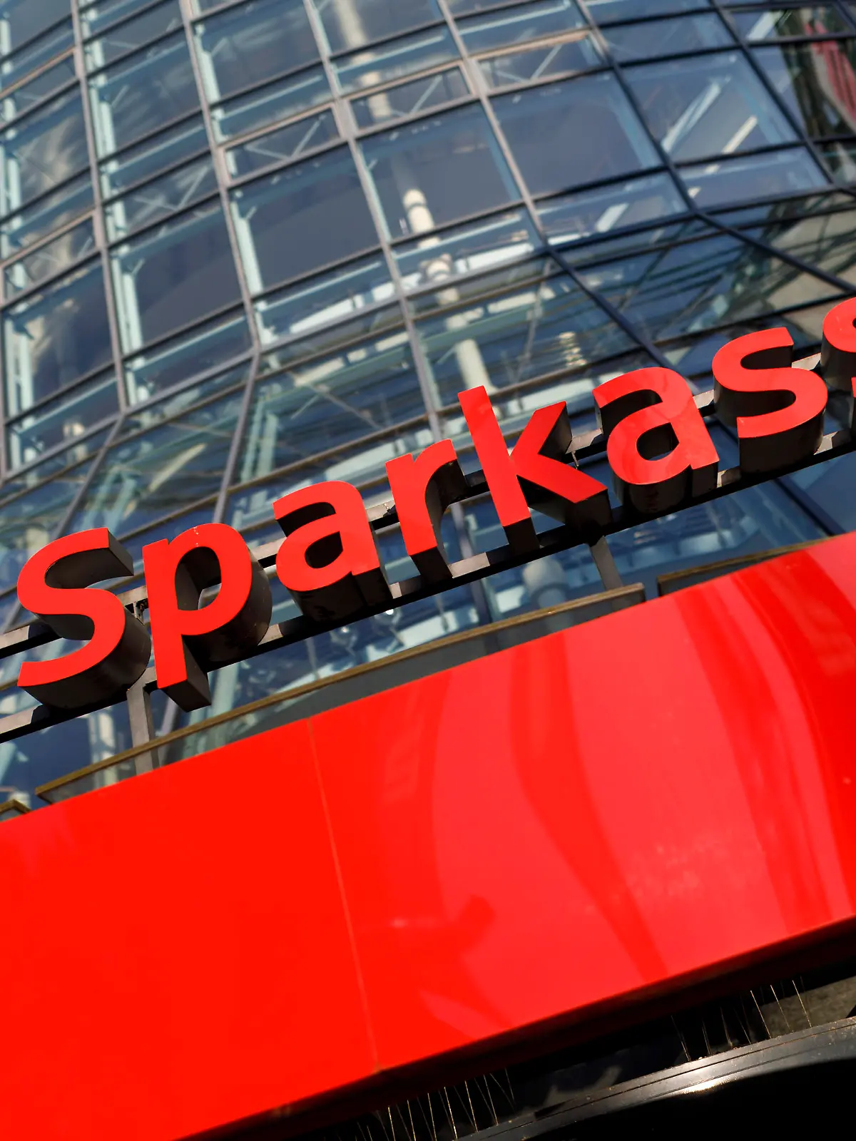 Sparkassen-Logo am Standort der Kreissparkasse Köln am Neumarkt. Köln, 28.08.2019