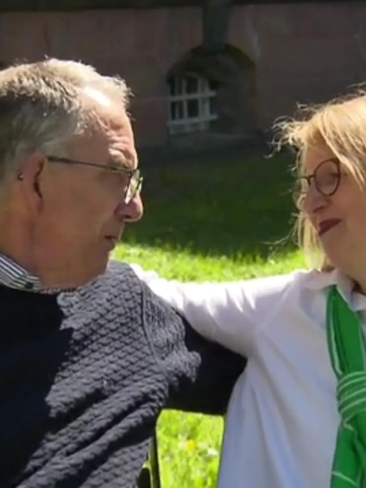 Ein schöneres und bedeutsameres Geschenk hätte die 58-jährige Sabine Rau aus Gießen ihrem 59-jährigen Ehemann Stephan kaum machen können. In einer bewegenden Geste der Liebe hat sie sich vor zehn Jahren dazu entschlossen, ihm ihre Niere zu spenden und somit sein Leben zu retten. Wie das Paar zehn Jahre später auf diese schwere Zeit zurückschaut, im Video.