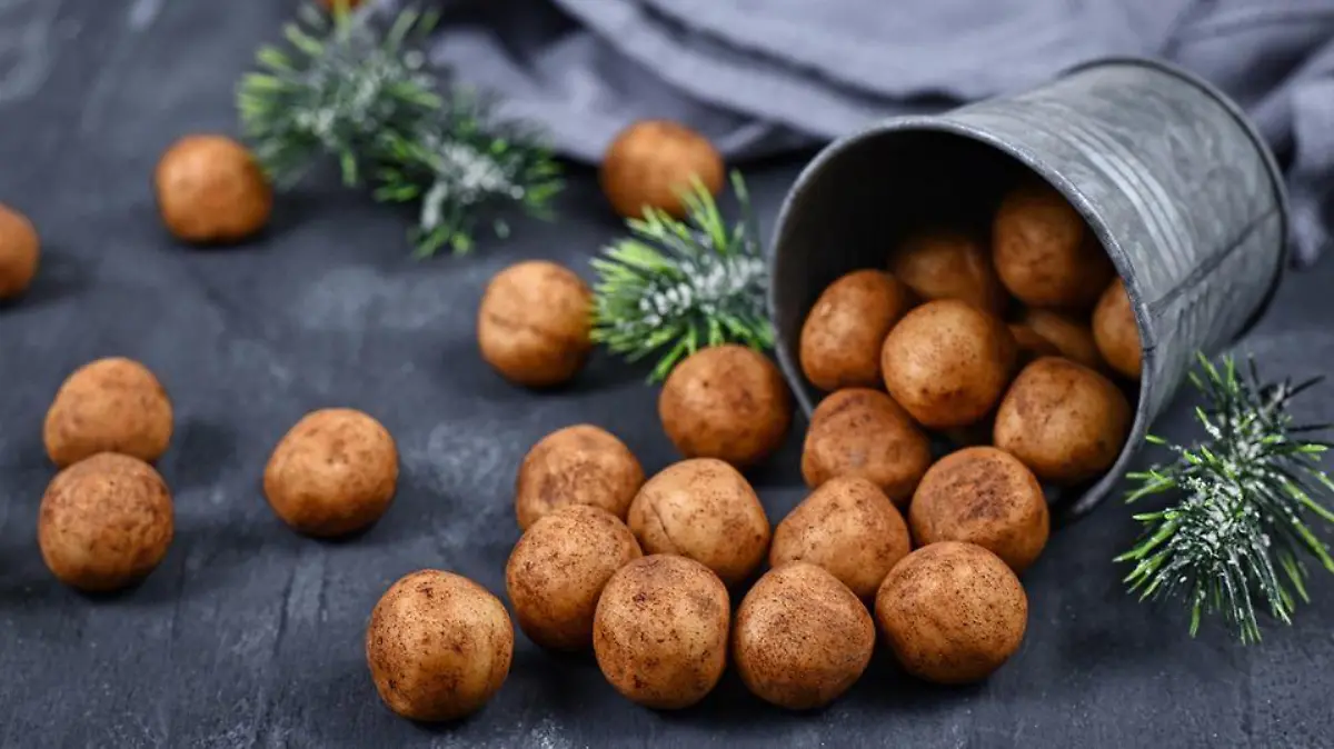Herrlich süß, mandelig und wunderbar geschmeidig in der Konsistenz zergehen Marzipankartoffeln förmlich auf der Zunge