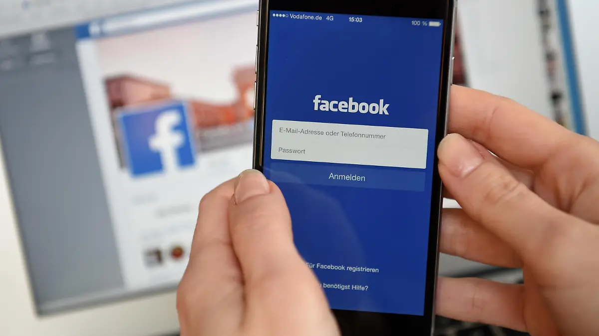 ILLUSTRATION - Auf dem Display eines iphone 6 wird am 20.03.2015 die App von dem Sozialen Netzwerk "facebook" angezeigt. Foto: Britta Pedersen