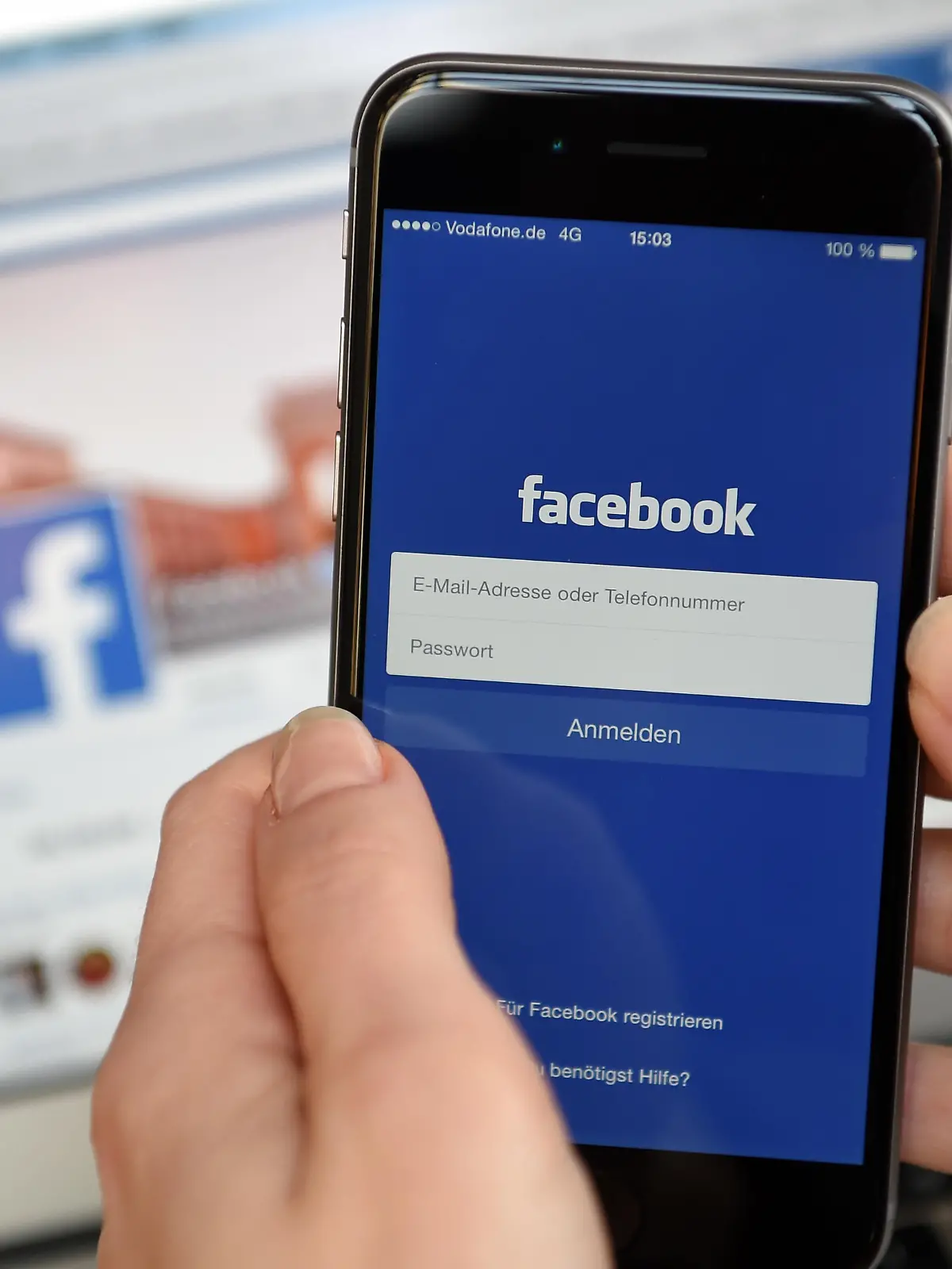 ILLUSTRATION - Auf dem Display eines iphone 6 wird am 20.03.2015 die App von dem Sozialen Netzwerk "facebook" angezeigt. Foto: Britta Pedersen