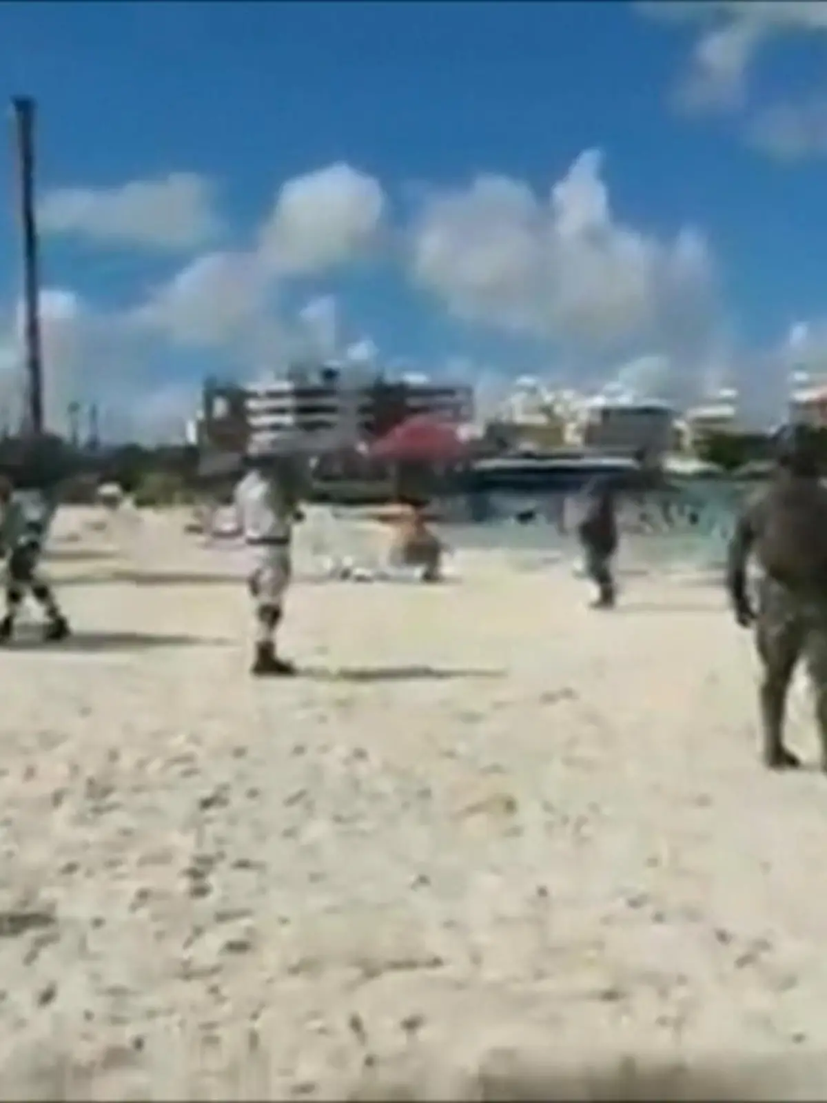 Im mexikanischen Urlaubsparadies Cancun kommt es zu einer völlig surrealen Szene: Bewaffnete Männer rauschen auf Jetskis am Strand entlang, Schüsse fallen.
