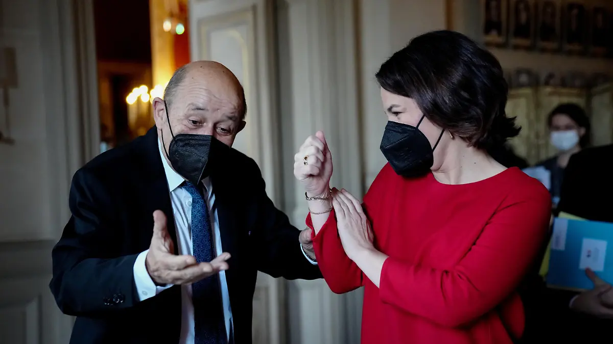 Annalena Baerbock, Außenministerin und Bundesvorsitzende von Bündnis 90/Die Grünen, und ihr französischer Amtskollege Jean-Yves Le Drian verabschieden sich nach einem gemeinsamen Gespräch und einer Pressekonferenz. Die Außenministerin besucht bis Freitag neben der Hauptstadt Frankreichs, Brüssel und Warschau für politische Gespräche.
