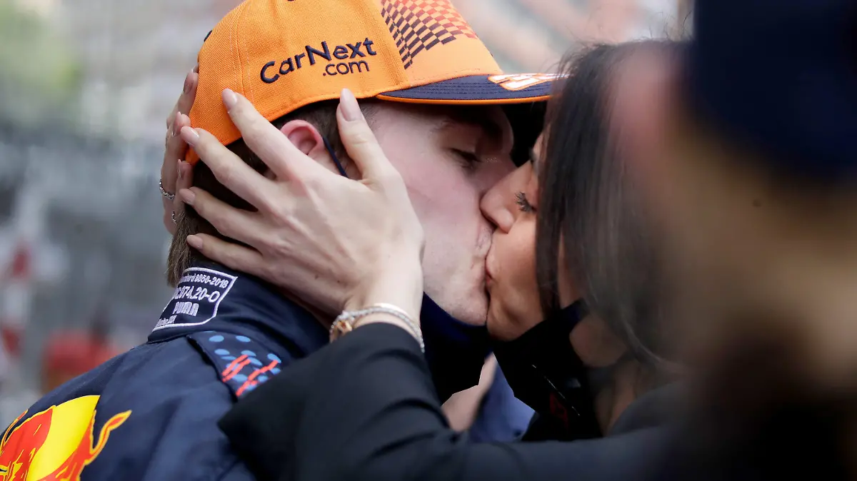 ARCHIV - 23.05.2021, Monaco: Motorsport: Formel-1-Weltmeisterschaft, Grand Prix von Monaco. Red-Bull-Pilot Max Verstappen aus den Niederlanden wird von seiner Freundin Kelly Piquet nach seinem Sieg beim Großen Preis von Monaco auf der Rennstrecke in Monaco geküsst. (zu dpa "Verstappen plauscht mit berühmtem Formel-1-Vater seiner Freundin") Foto: Luca Bruno/AP/dpa +++ dpa-Bildfunk +++