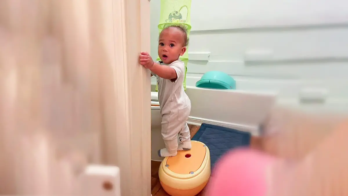 Baby im Badezimmer neben einem Töpfchen