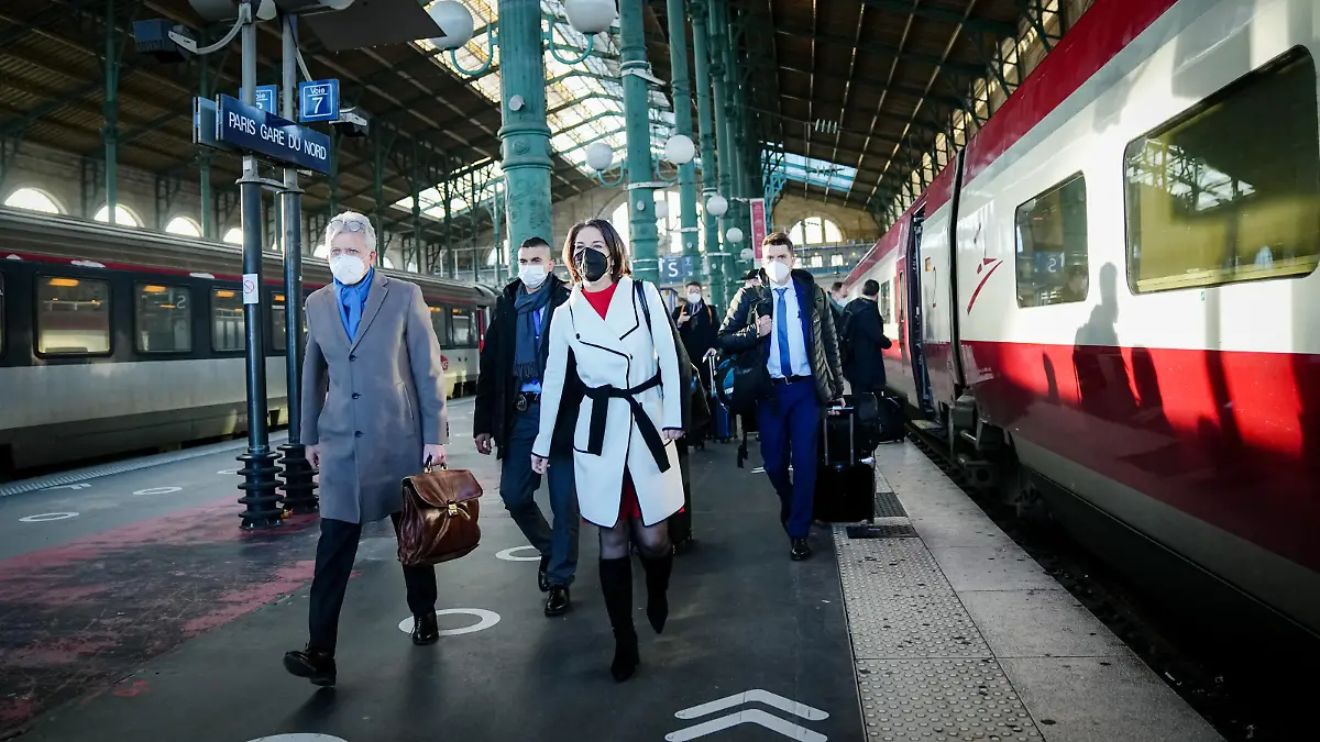Annalena Baerbock, Außenministerin und Bundesvorsitzende von Bündnis 90/Die Grünen, und Hans-Dieter Lucas, deutscher Botschafter in Frankreich gehen durch den Gare du Nord vor der Weiterfahrt mit der Bahn nach Brüssel. Baerbock hat zuvor ihren französischen Amtskollegen getroffen. Die Außenministerin besucht bis Freitag neben der Hauptstadt Frankreichs, Brüssel und Warschau für politische Gespräche.