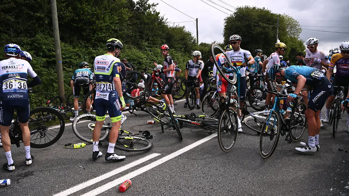 26.06.2021, Frankreich, Landernau: Radsport: UCI WorldTour - Tour de France, Brest - Landerneau (197,80 km), 1. Etappe. Mehrere Fahrer sind nach einem Sturz während der ersten Etappe verletzt. Foto: Pool Anne-Christine Poujoulat/BELGA/dpa +++ dpa-Bildfunk +++