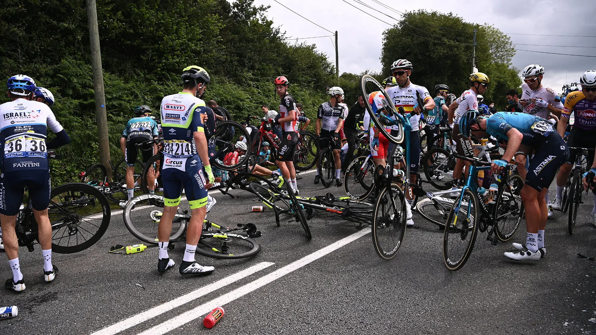 26.06.2021, Frankreich, Landernau: Radsport: UCI WorldTour - Tour de France, Brest - Landerneau (197,80 km), 1. Etappe. Mehrere Fahrer sind nach einem Sturz während der ersten Etappe verletzt. Foto: Pool Anne-Christine Poujoulat/BELGA/dpa +++ dpa-Bildfunk +++