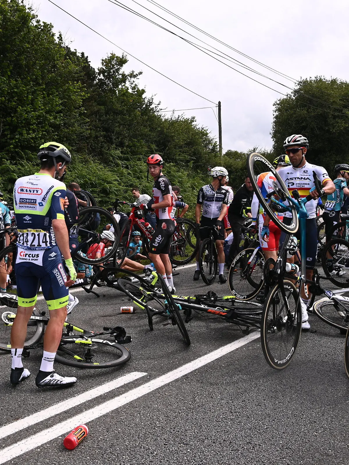 26.06.2021, Frankreich, Landernau: Radsport: UCI WorldTour - Tour de France, Brest - Landerneau (197,80 km), 1. Etappe. Mehrere Fahrer sind nach einem Sturz während der ersten Etappe verletzt. Foto: Pool Anne-Christine Poujoulat/BELGA/dpa +++ dpa-Bildfunk +++