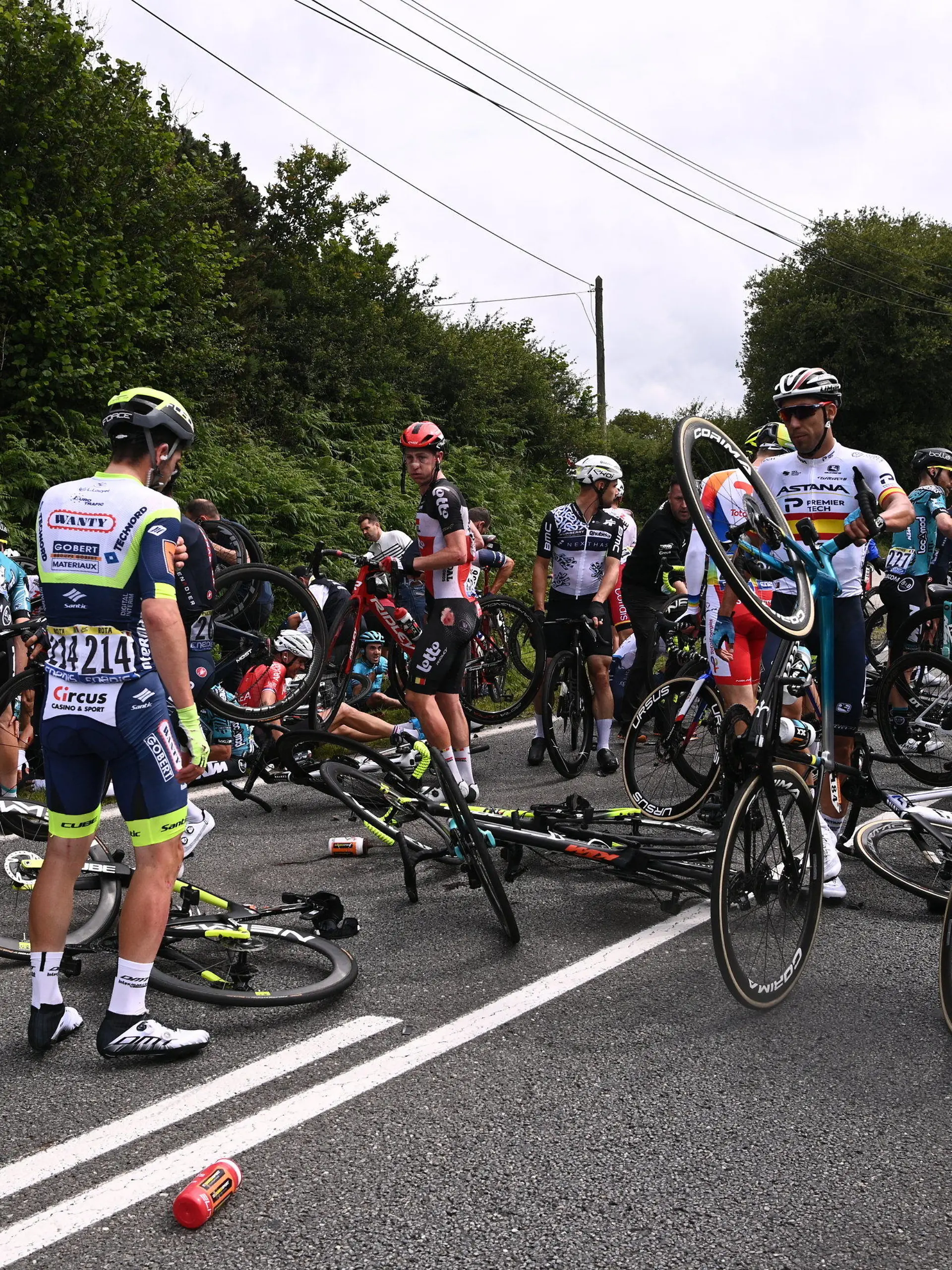 26.06.2021, Frankreich, Landernau: Radsport: UCI WorldTour - Tour de France, Brest - Landerneau (197,80 km), 1. Etappe. Mehrere Fahrer sind nach einem Sturz während der ersten Etappe verletzt. Foto: Pool Anne-Christine Poujoulat/BELGA/dpa +++ dpa-Bildfunk +++