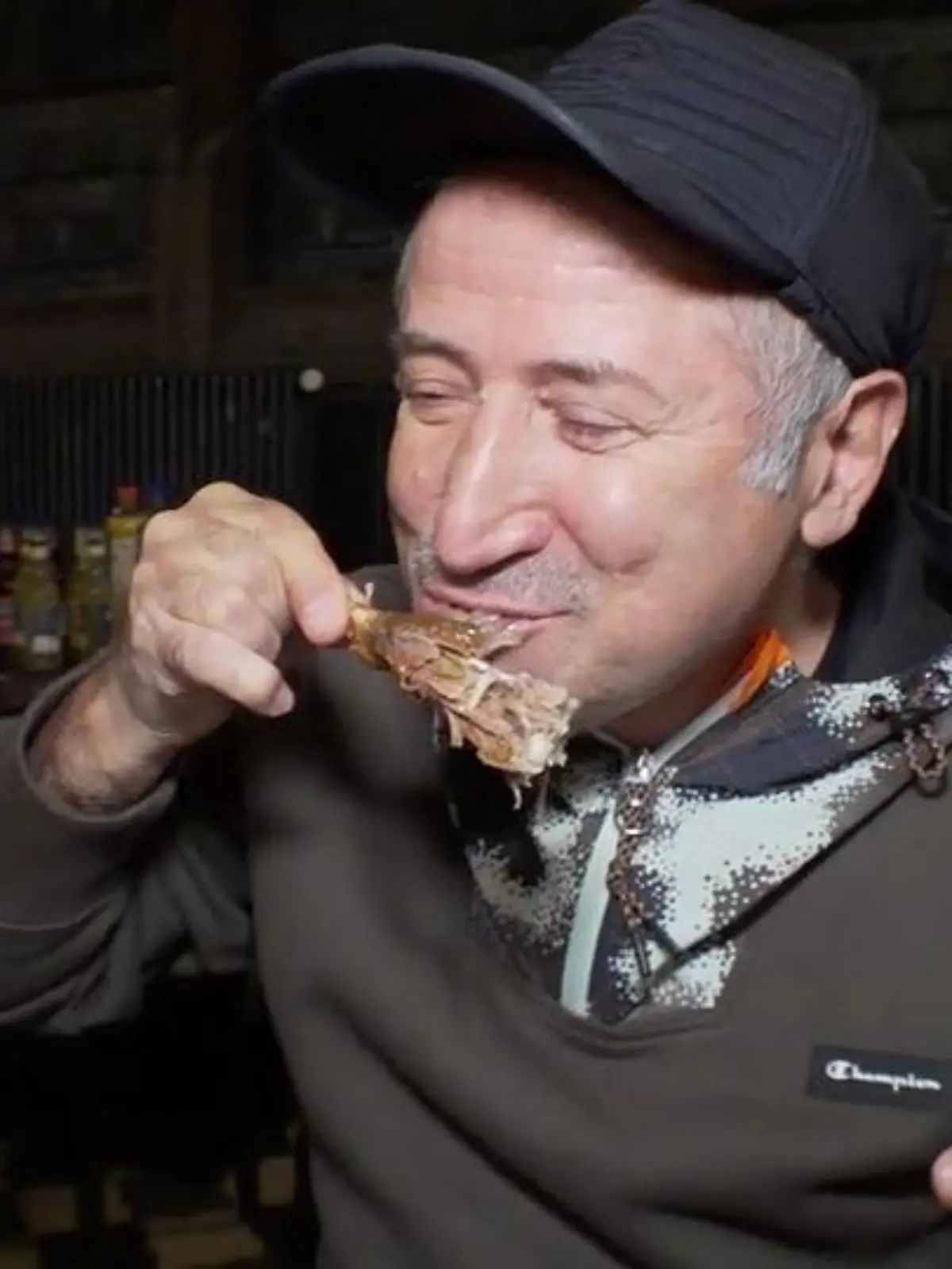 Einmal den (Gänse)Spieß umdrehen, das wärs! So haben es sich die Initiatoren des jährlichen Gänseessens in Frankfurt auch gedacht. Seit jeher gibt es nun diese Tradition, bei der im Frankfurter Römer ein leckeres Weihnachtsessen zubereitet wird und Prominente es den Bedürftigen servieren. Mittlerweile fand das Gänseessen schon zum neunten Mal statt. 2020 musste diese Tradition coronabedingt leider ausfallen – mit vereinten Kräften konnte sie dieses Jahr aber wieder stattfinden. Wie es war und wer alles mit dabei war, sehen Sie in unserem Video.