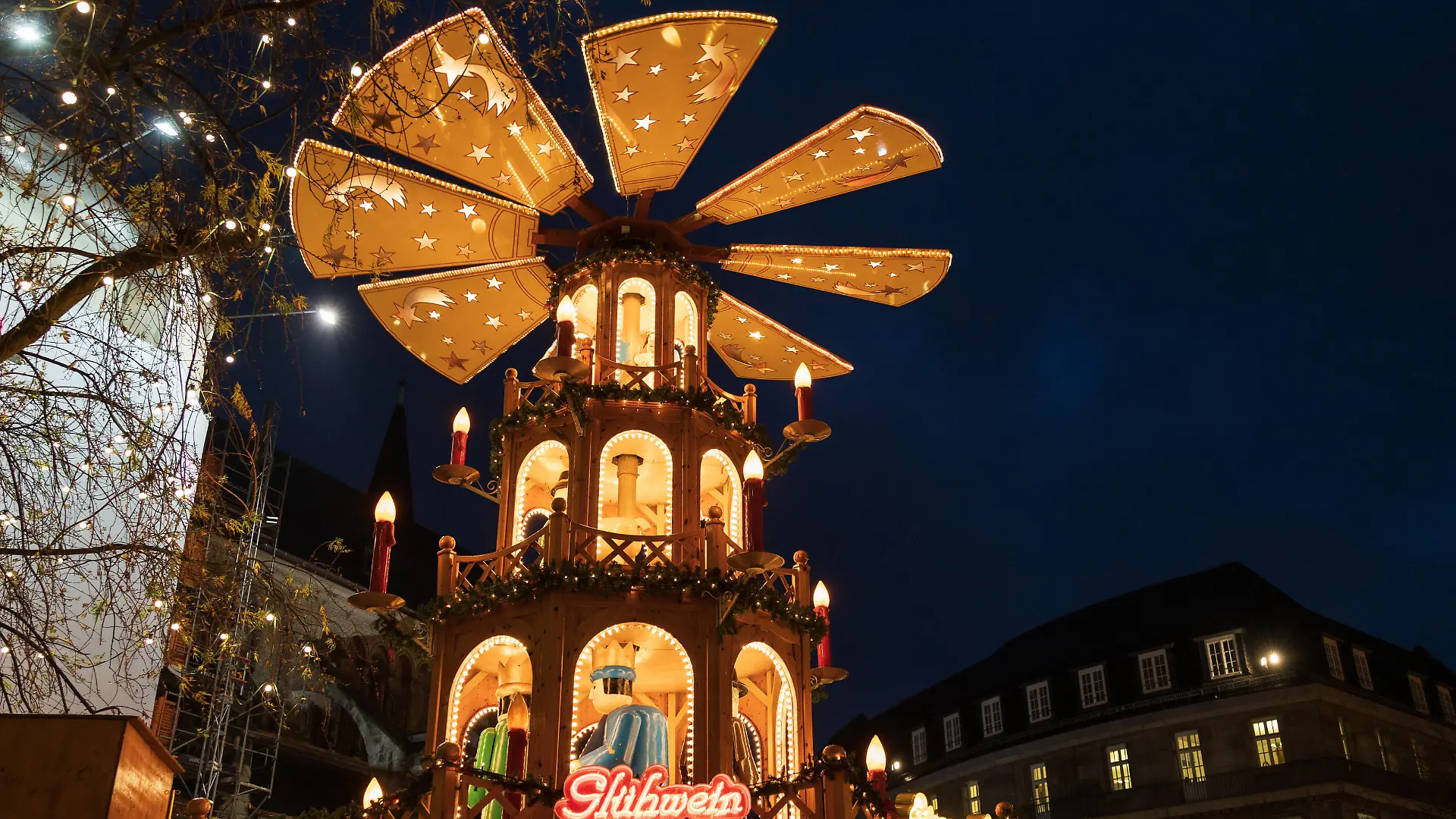Eine überdimensionierte Weihnachtspyramide mit rotierendem Flügelrad in der Nähe vom Bonner Münster - Weihnachtsmarkt auf dem Münsterplatz in Bonn an seinem Eröffnungstag, 17.11.2021 Bonn Innenstadt NRW Deutschland *** An oversized Christmas pyramid with rotating impeller near the Bonn Minster Christmas market at the Münsterplatz in Bonn on its opening day, 17 11 2021 Bonn Innenstadt NRW Germany