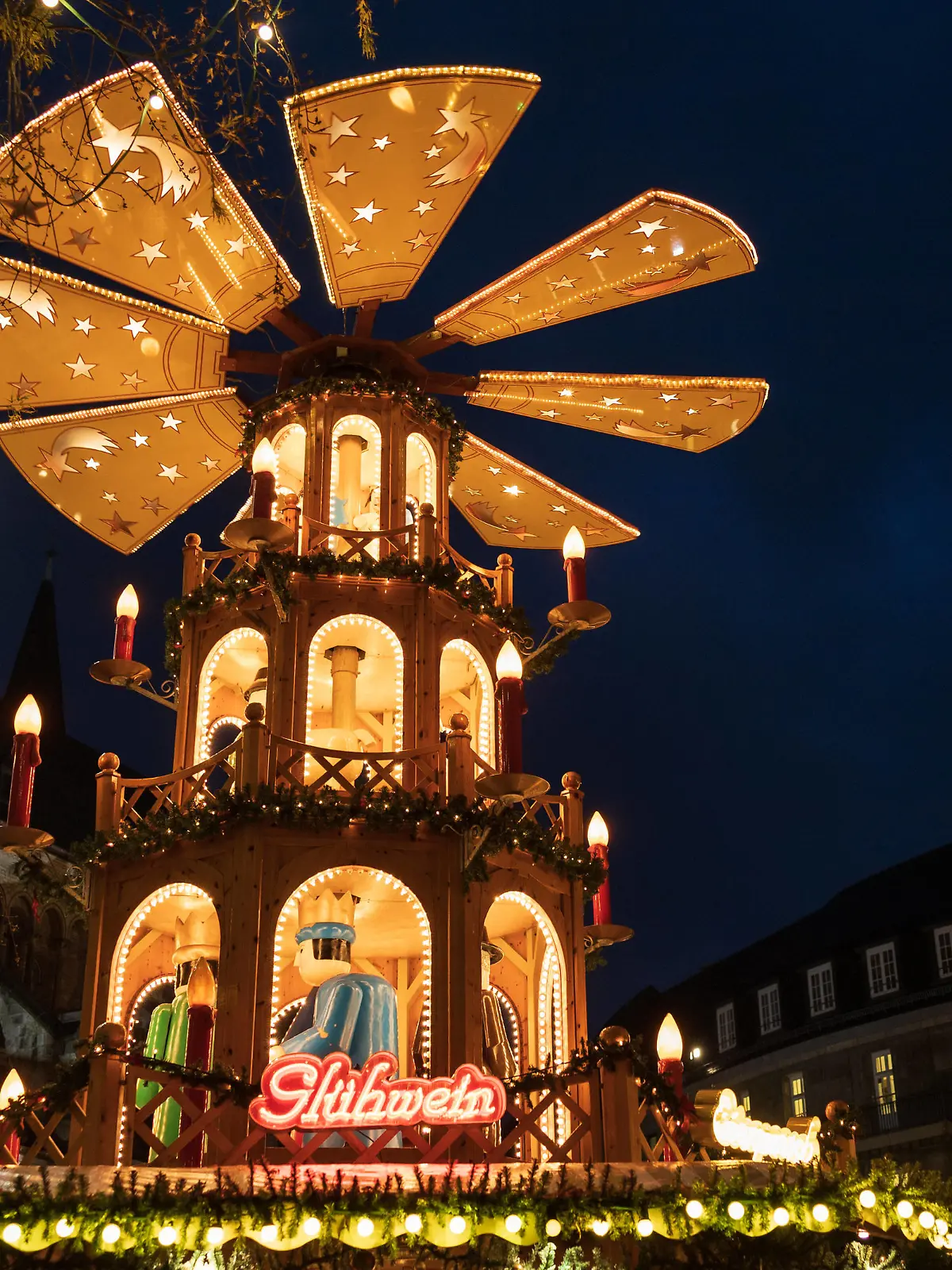  Eine überdimensionierte Weihnachtspyramide mit rotierendem Flügelrad in der Nähe vom Bonner Münster - Weihnachtsmarkt auf dem Münsterplatz in Bonn an seinem Eröffnungstag, 17.11.2021 Bonn Innenstadt NRW Deutschland *** An oversized Christmas pyramid with rotating impeller near the Bonn Minster Christmas market at the Münsterplatz in Bonn on its opening day, 17 11 2021 Bonn Innenstadt NRW Germany