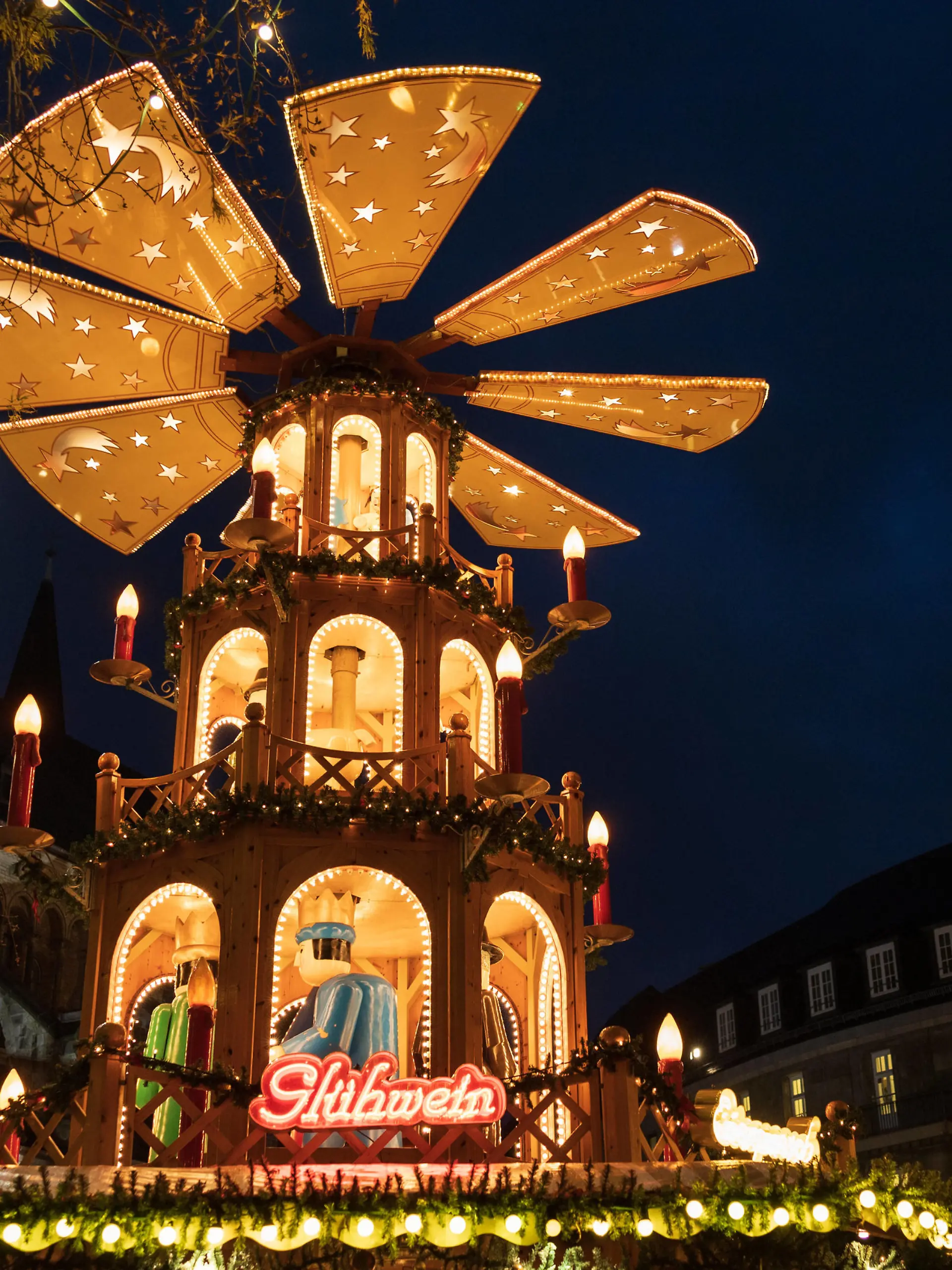  Eine überdimensionierte Weihnachtspyramide mit rotierendem Flügelrad in der Nähe vom Bonner Münster - Weihnachtsmarkt auf dem Münsterplatz in Bonn an seinem Eröffnungstag, 17.11.2021 Bonn Innenstadt NRW Deutschland *** An oversized Christmas pyramid with rotating impeller near the Bonn Minster Christmas market at the Münsterplatz in Bonn on its opening day, 17 11 2021 Bonn Innenstadt NRW Germany