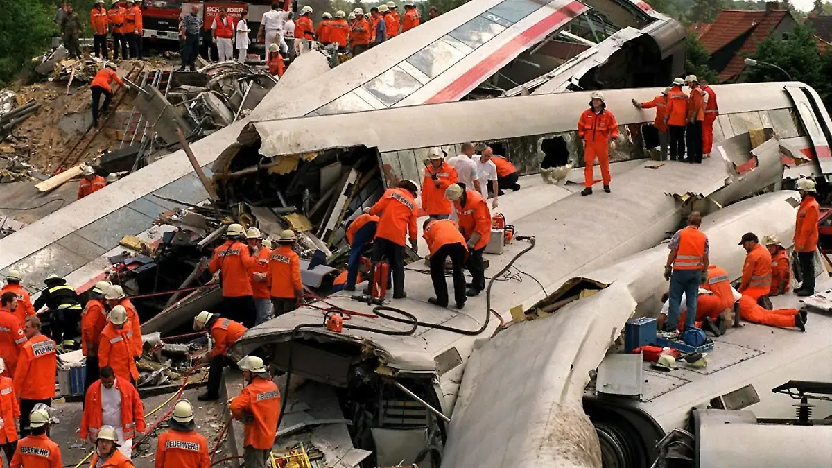 Es war das größte Zugunglück der deutschen Nachkriegsgeschichte: Bei Eschede entgleiste am 3. Juni 1998 der ICE Wilhelm Conrad Röntgen, 101 Menschen kamen ums Leben. foto: Rainer Droese