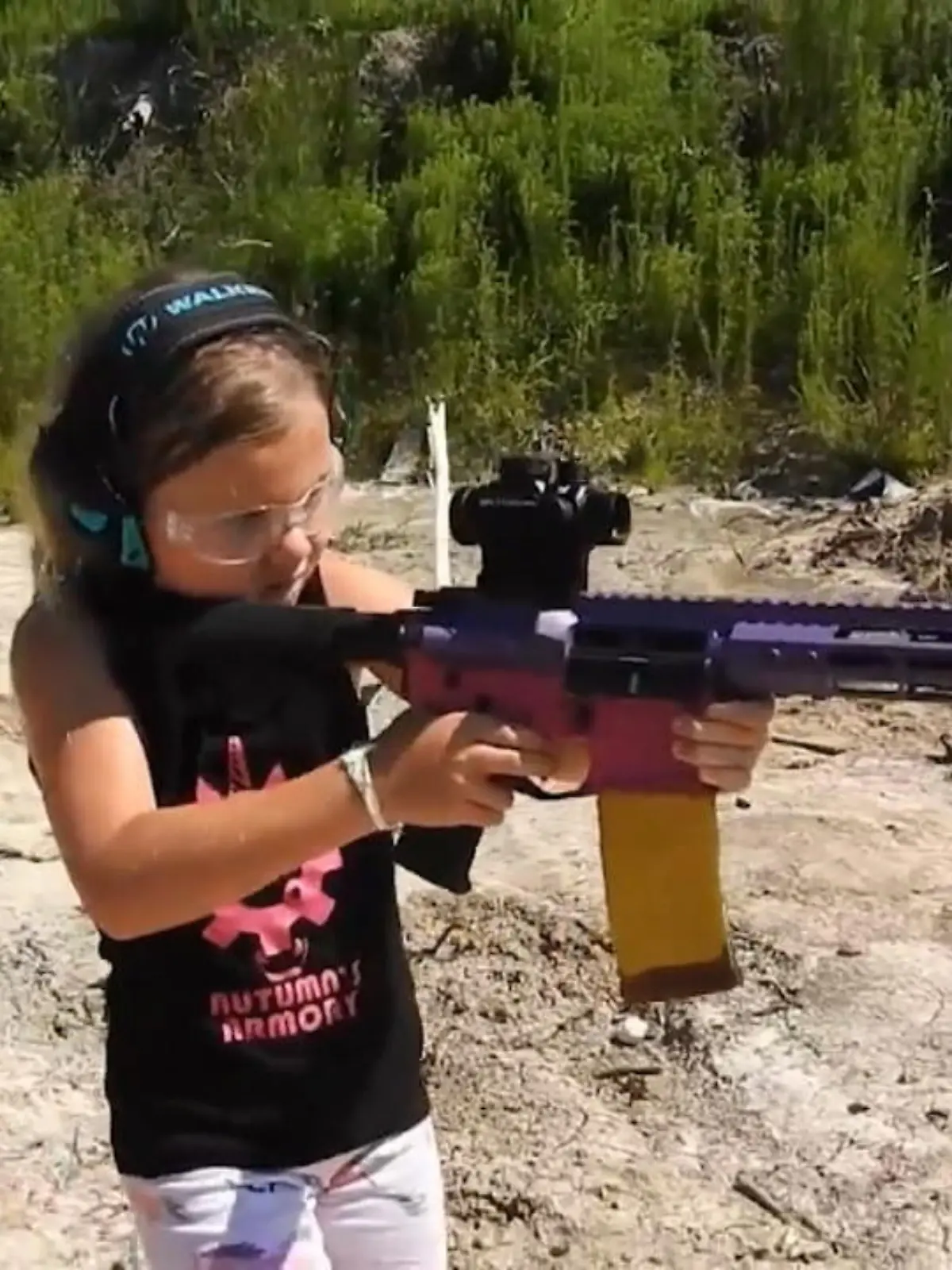 Statt mit Puppen spielt die achtjährige Autumn lieber mit scharfen Waffen. Sie ballert sich mit Vergnügen die Seele aus dem Leib – und ist so zum Star aller Waffenverrückten in den USA geworden. Ihre Eltern fördern das verstörend wirkende Hobby – und dürften durch die Youtube-Präsenz ihrer Tochter auch finanziell profitieren.