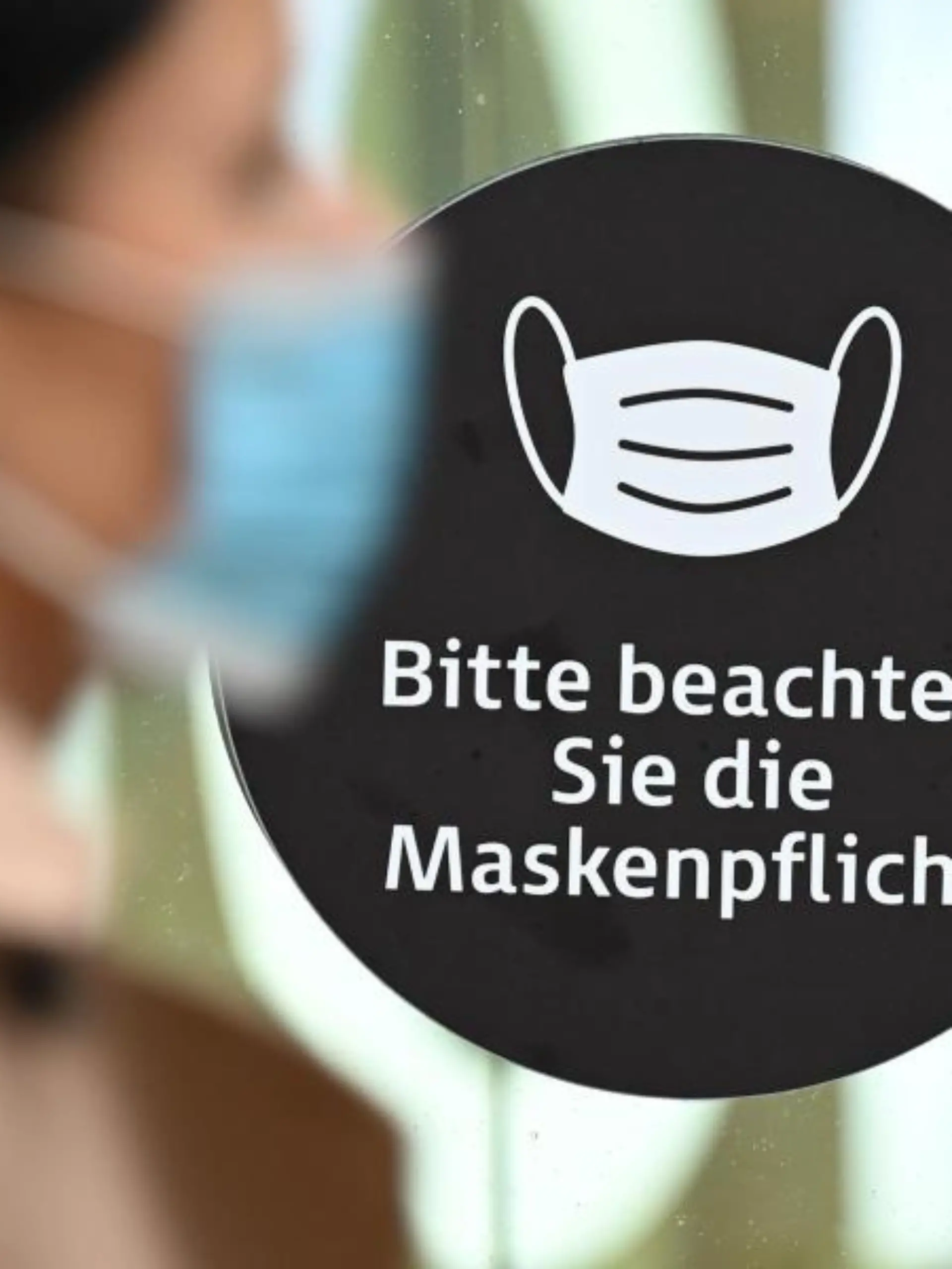 Maskenpflicht-Hinweis auf der Zeil