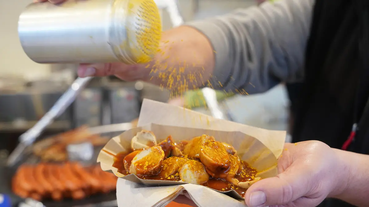Beim Festival der Currywurst werden an mehr als zwei Dutzend Ständen Würste gegrillt. Für viele Bürger in Deutschland besitzt die Currywurst Kultstatus.